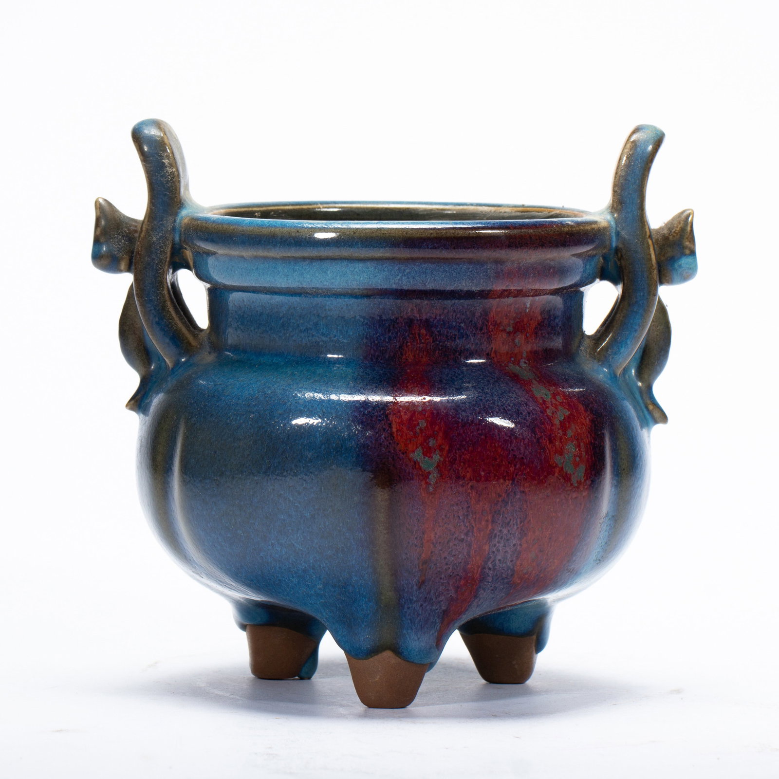 A CHINESE JUNYAO TRIPOD CENSER: A CHINESE JUNYAO TRIPOD CENSER (17 x 13 x 15.5cm,Weight 870g)