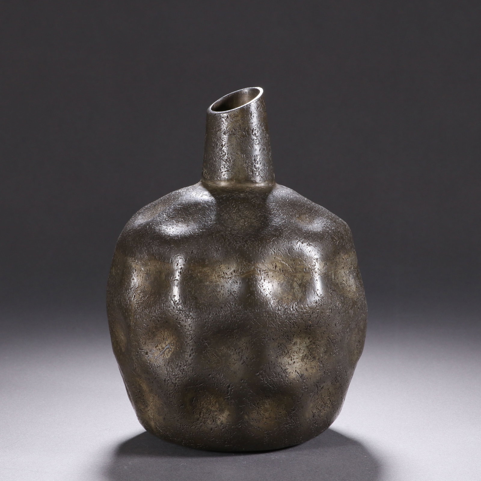 A CHINESE PEWTER FLOWER VASE: A CHINESE PEWTER FLOWER VASE (15 x 11.5cm)