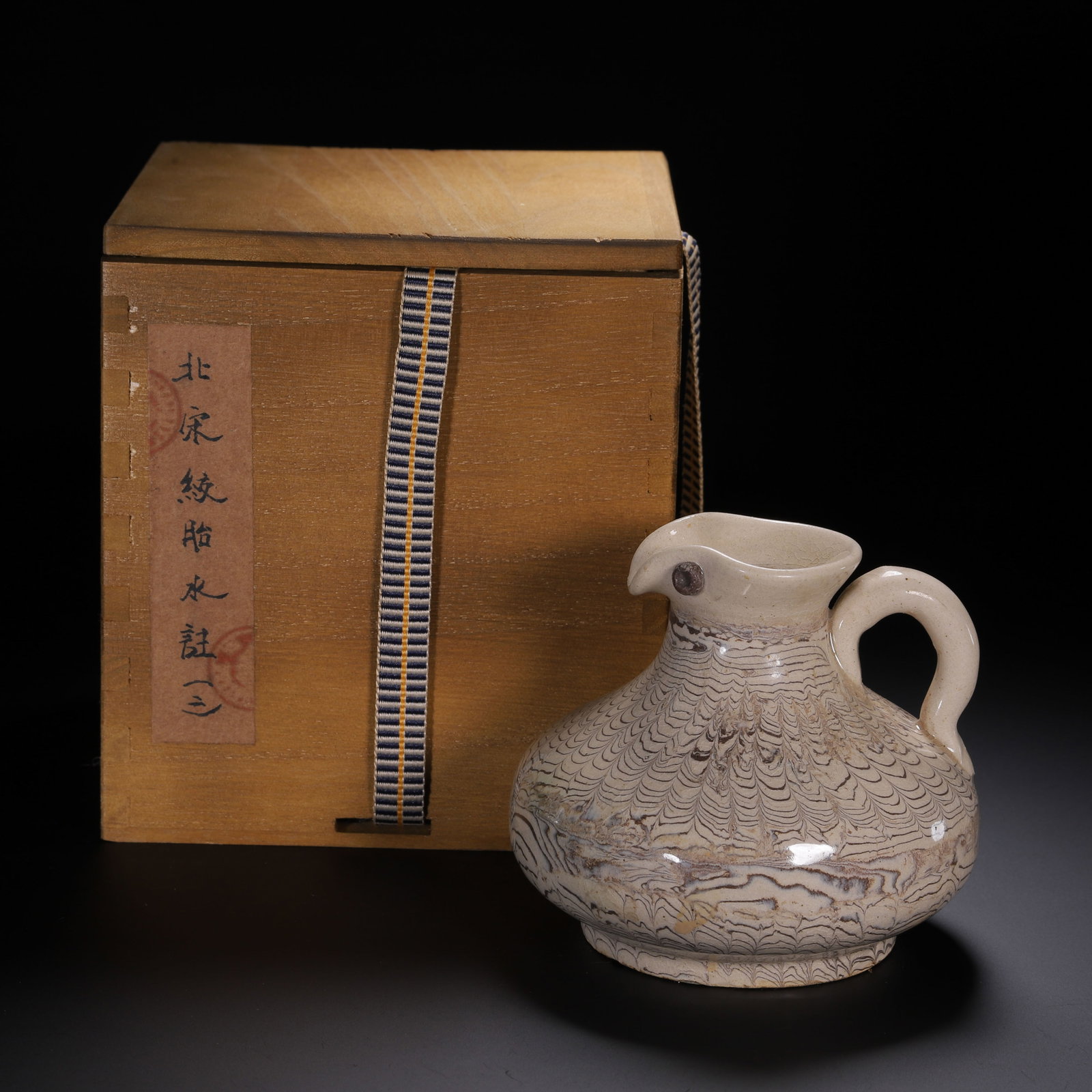 A CHINESE MARBLED CLAY EWER: A CHINESE MARBLED CLAY EWER (10 x 10 x 9cm,Weight 320g)