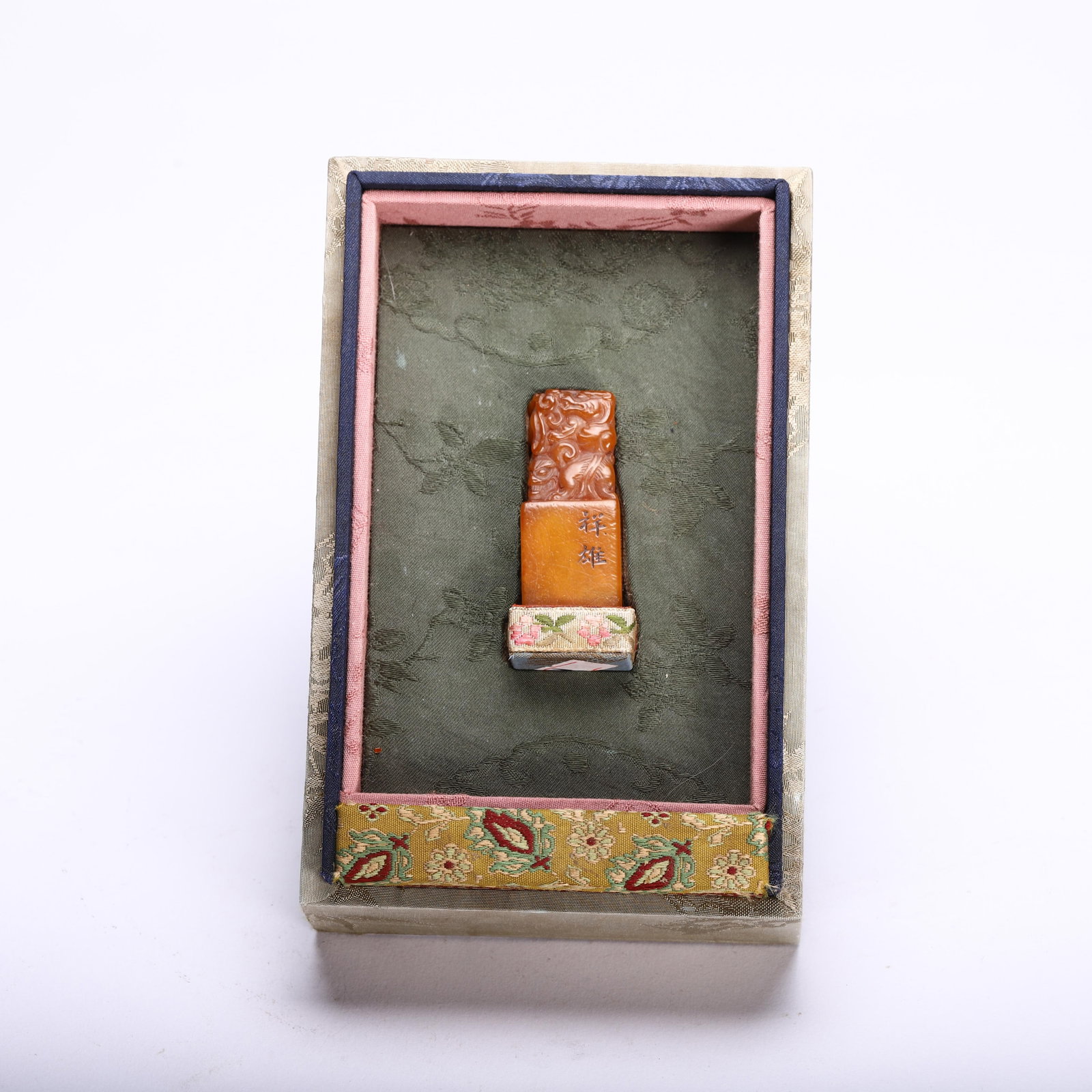A CHINESE TIANHUANG STONE SEAL: A CHINESE TIANHUANG STONE SEAL (2 x 2 x 5.5cm,Weight 60g)