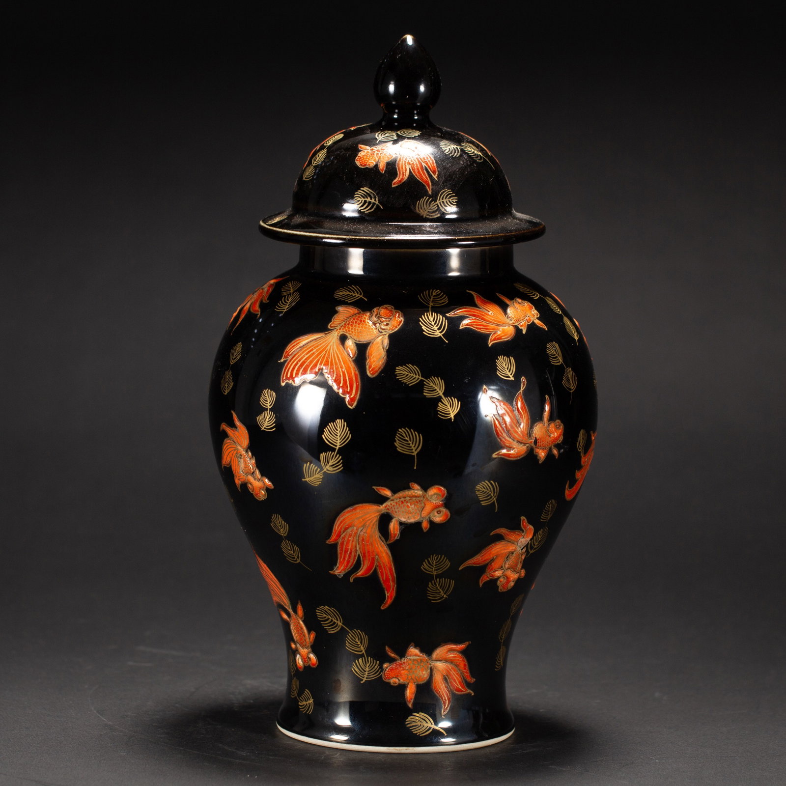 A CHINESE BLACK GLAZE GOLDFISH GENERAL JAR