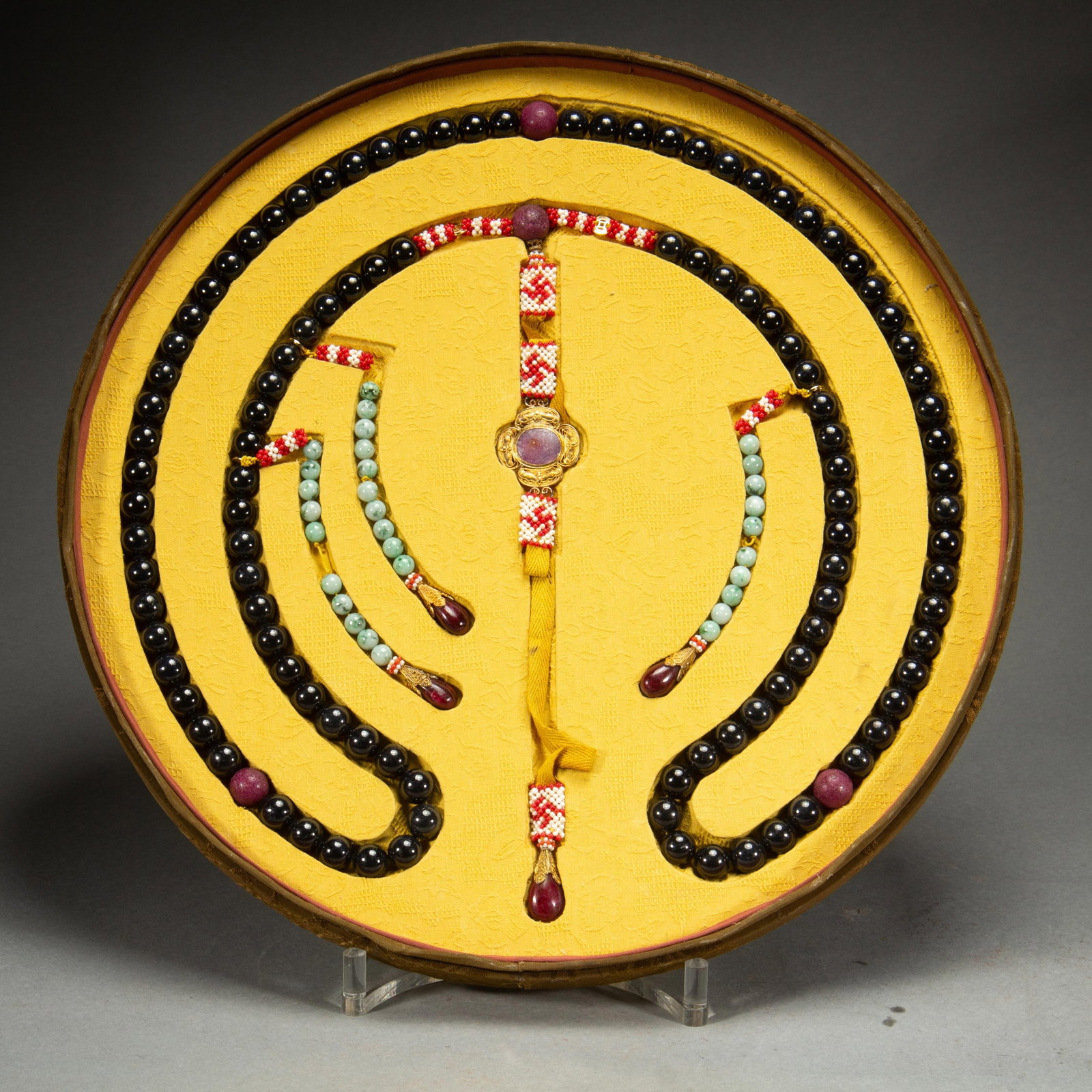 A CHINESE COURT BEAD NECKLACE: A CHINESE COURT BEAD NECKLACE (1.8 x 1.8cm,Weight 900g)