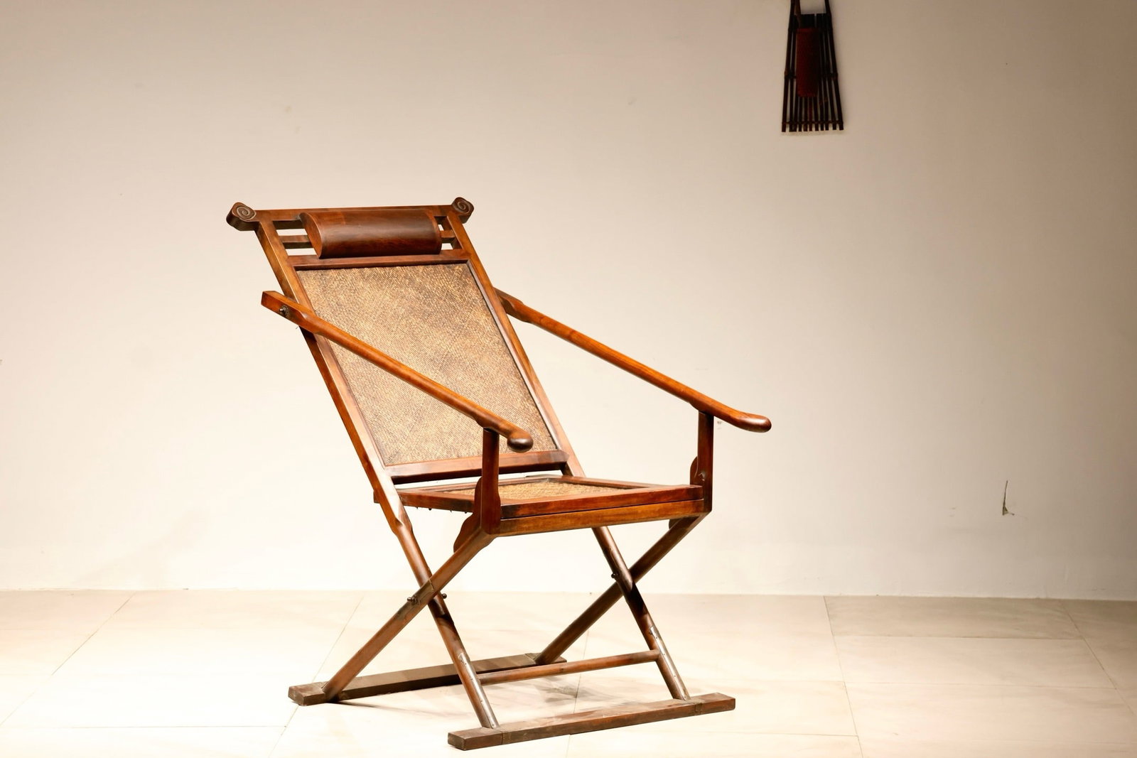 Huanghuali Wood Chair: Huanghuali Wood Chair (69 x 107cm,Weight 25kg)