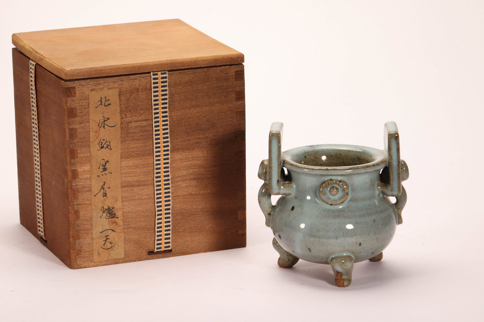 A CHINESE JUN WARE TRIPOD CENSER: A CHINESE JUN WARE TRIPOD CENSER (11 x 11 x 11cm,Weight 480g)