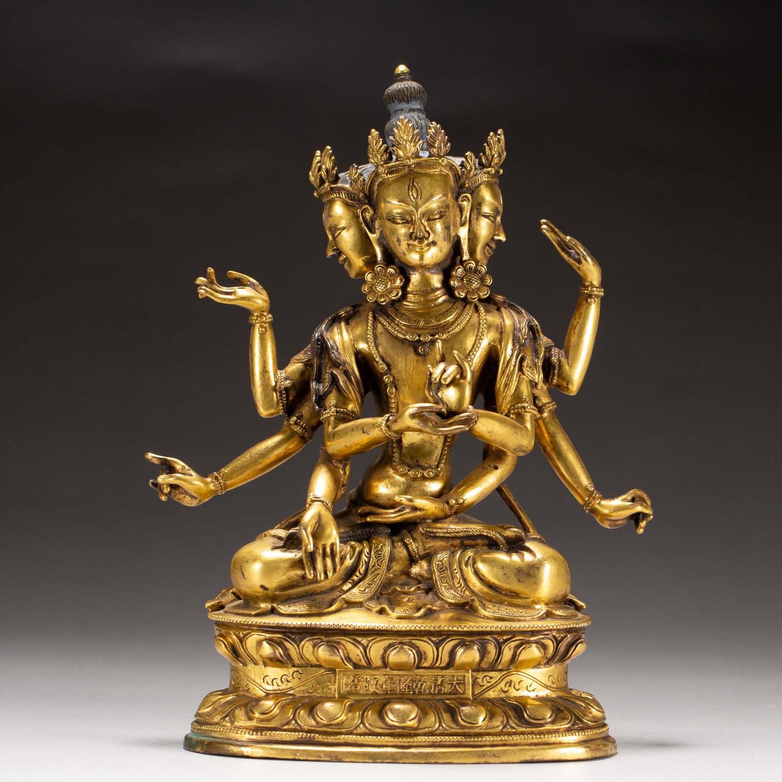 A CHINESE GILT BRONZE MULTI-ARMED BUDDHA STATUE: A CHINESE GILT BRONZE MULTI-ARMED BUDDHA STATUE (11.5 x 7 x 17cm,Weight 1540g)