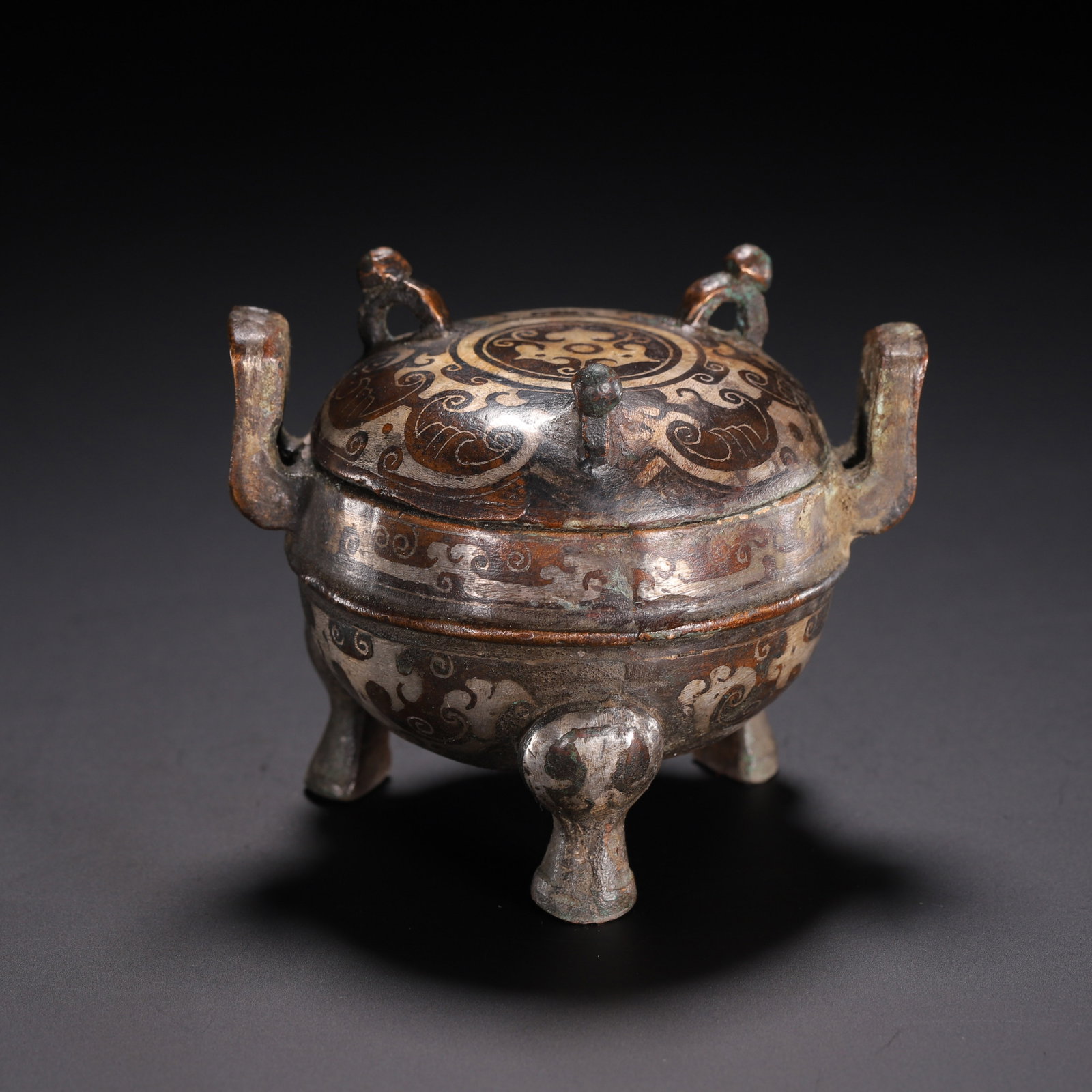 CHINESE SILVER-INLAID BRONZE TRIPOD CENSER: CHINESE SILVER-INLAID BRONZE TRIPOD CENSER (7 x 6 x 6.5cm,Weight 240g)