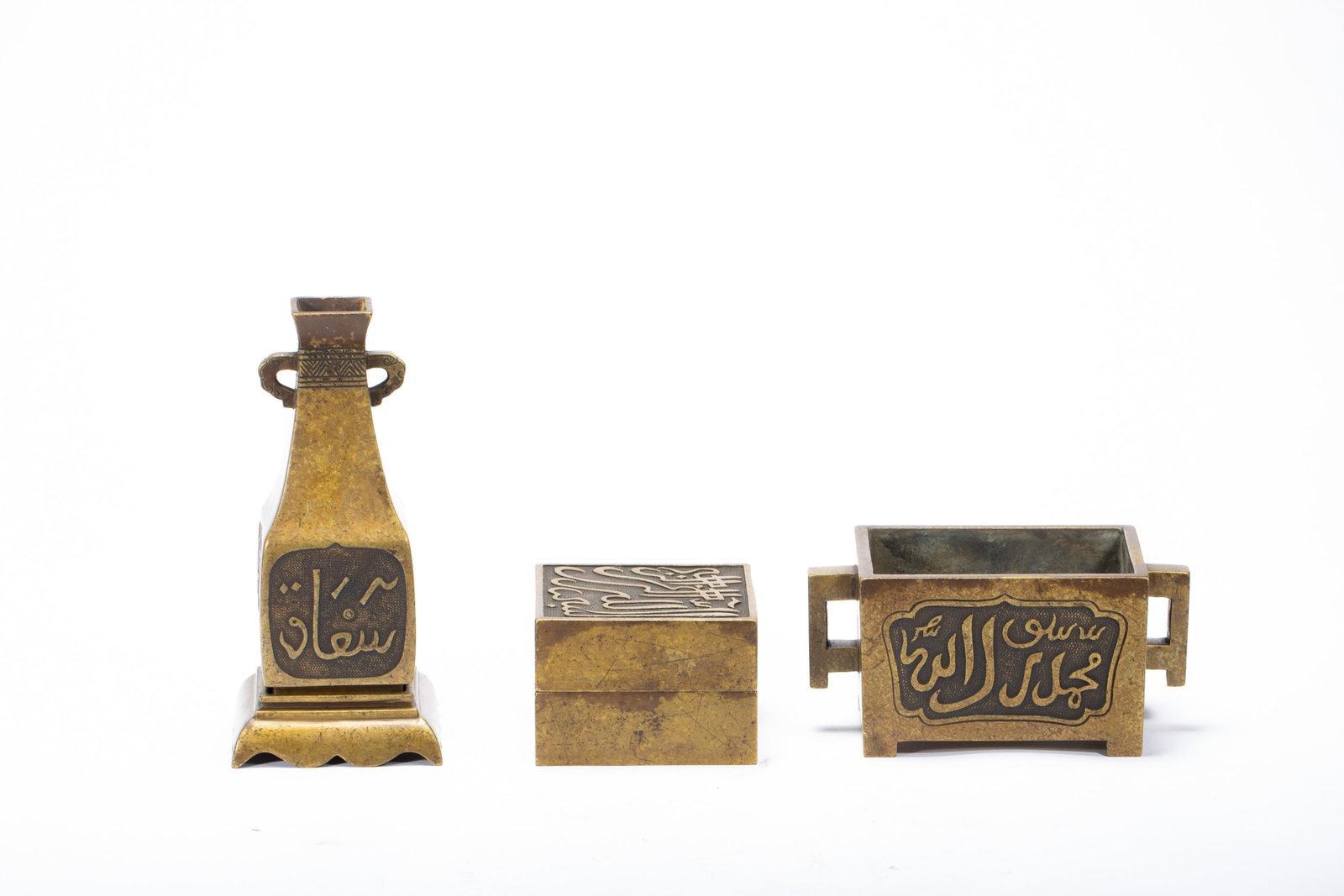 A CHINESE BRONZE CENSER VASE & BOX SET: A CHINESE BRONZE CENSER VASE & BOX SET (15 x 8.5 x 7cm,Weight 3480g)