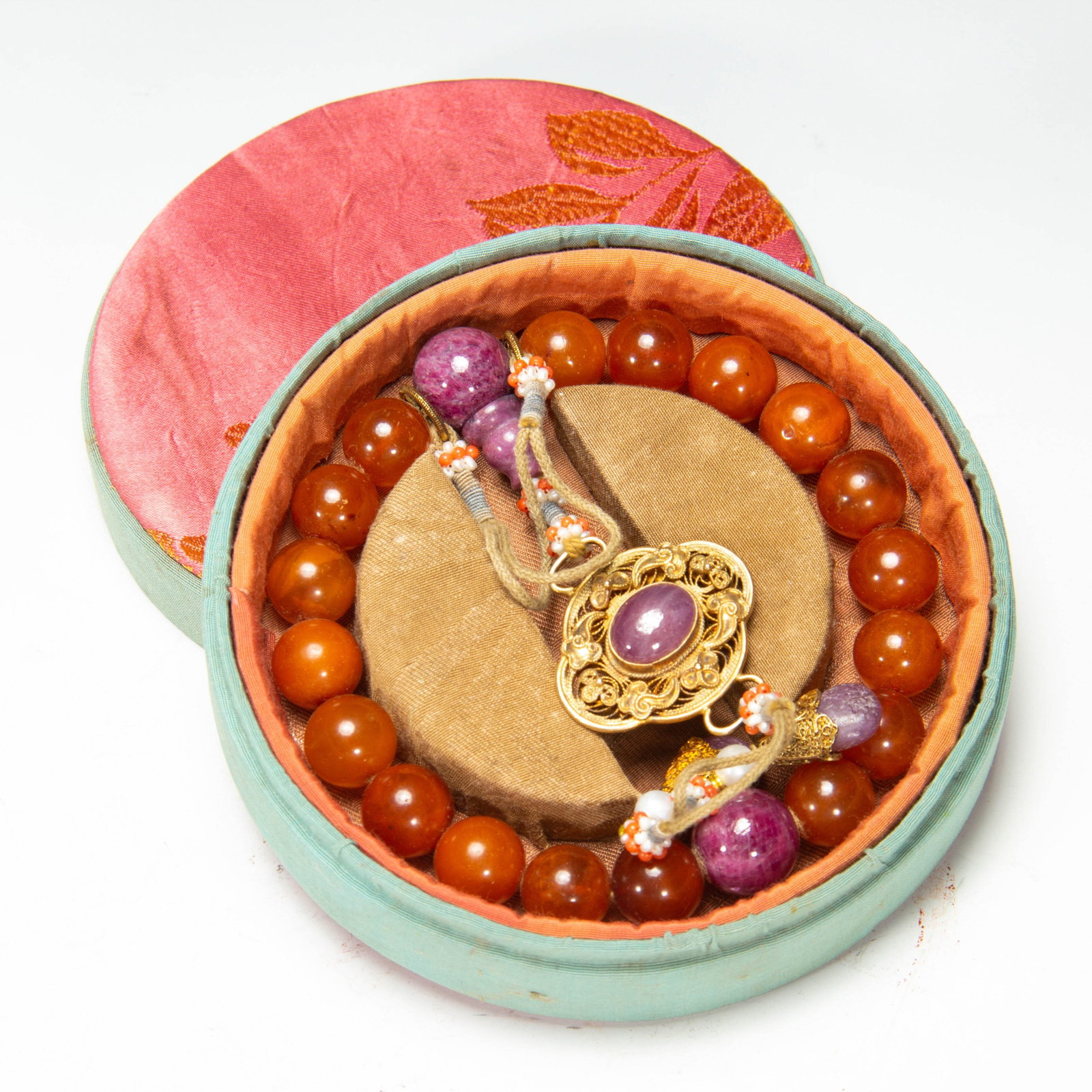 A CHINESE AMBER PRAYER BEADS STRAND: A CHINESE AMBER PRAYER BEADS STRAND (1.5 x 1.5cm,Weight 60g)