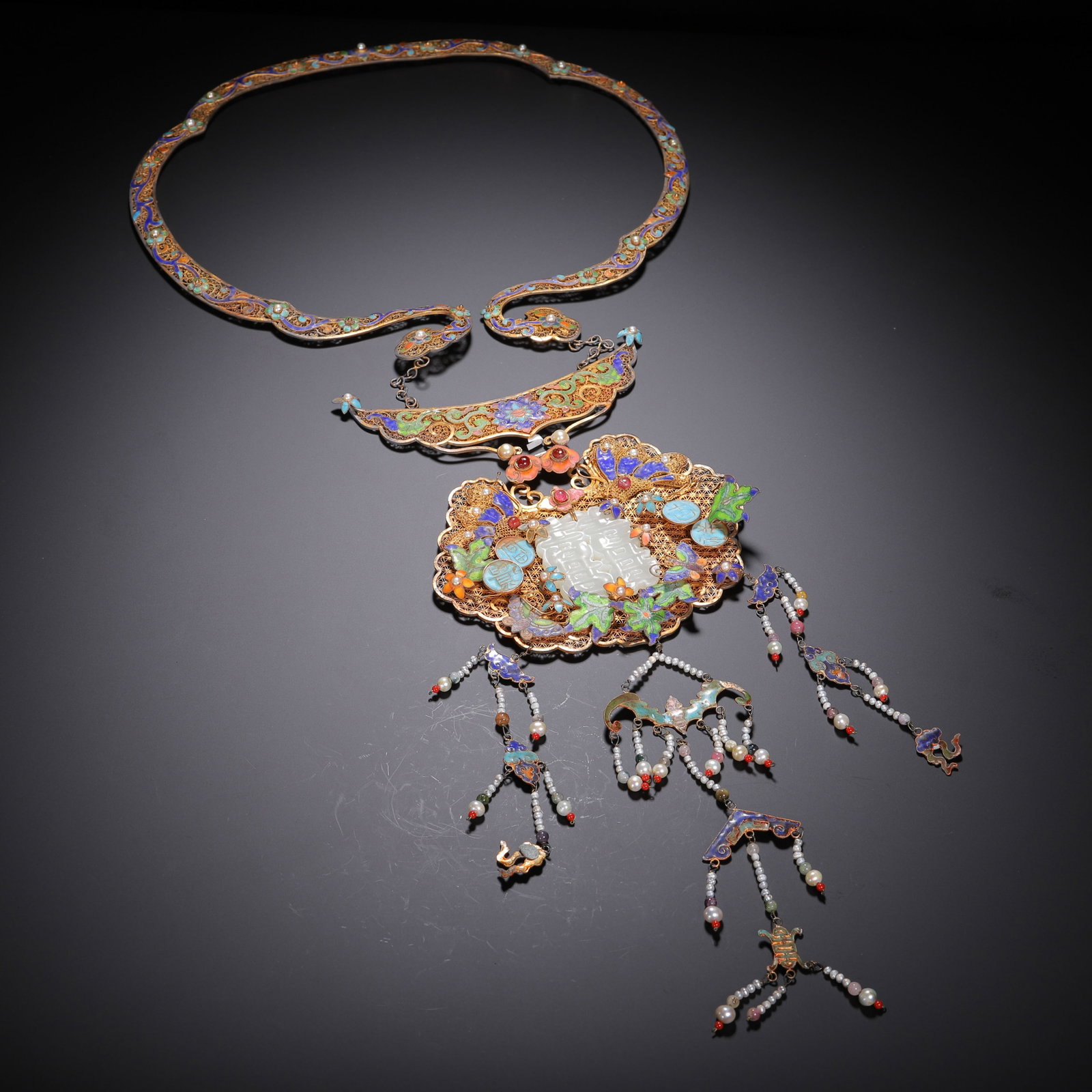 A CARVED WHITE JADE INLAID SILVER-GILT NECKLACE: A CARVED WHITE JADE INLAID SILVER-GILT NECKLACE (58 x 25.5cm)