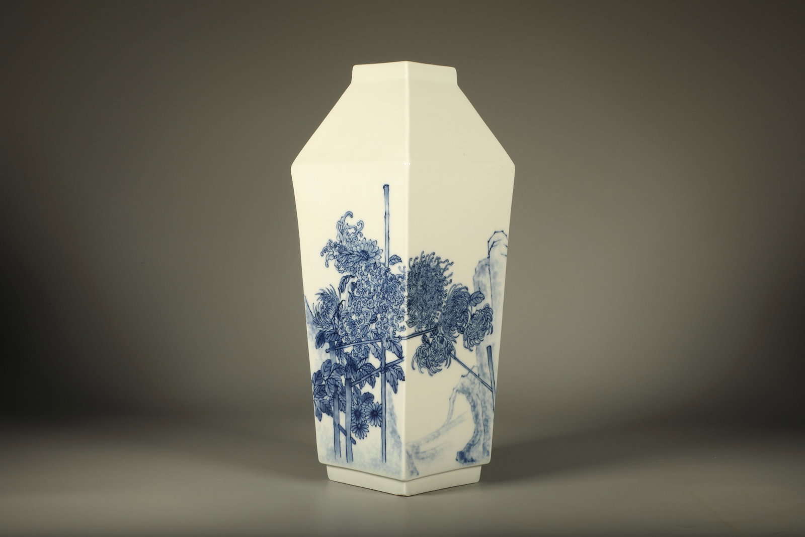 Blue and White Chrysanthemum and Poetry Pattern Porcelain Vase: Blue and White Chrysanthemum and Poetry Pattern Porcelain Vase (30 x 11.8cm)