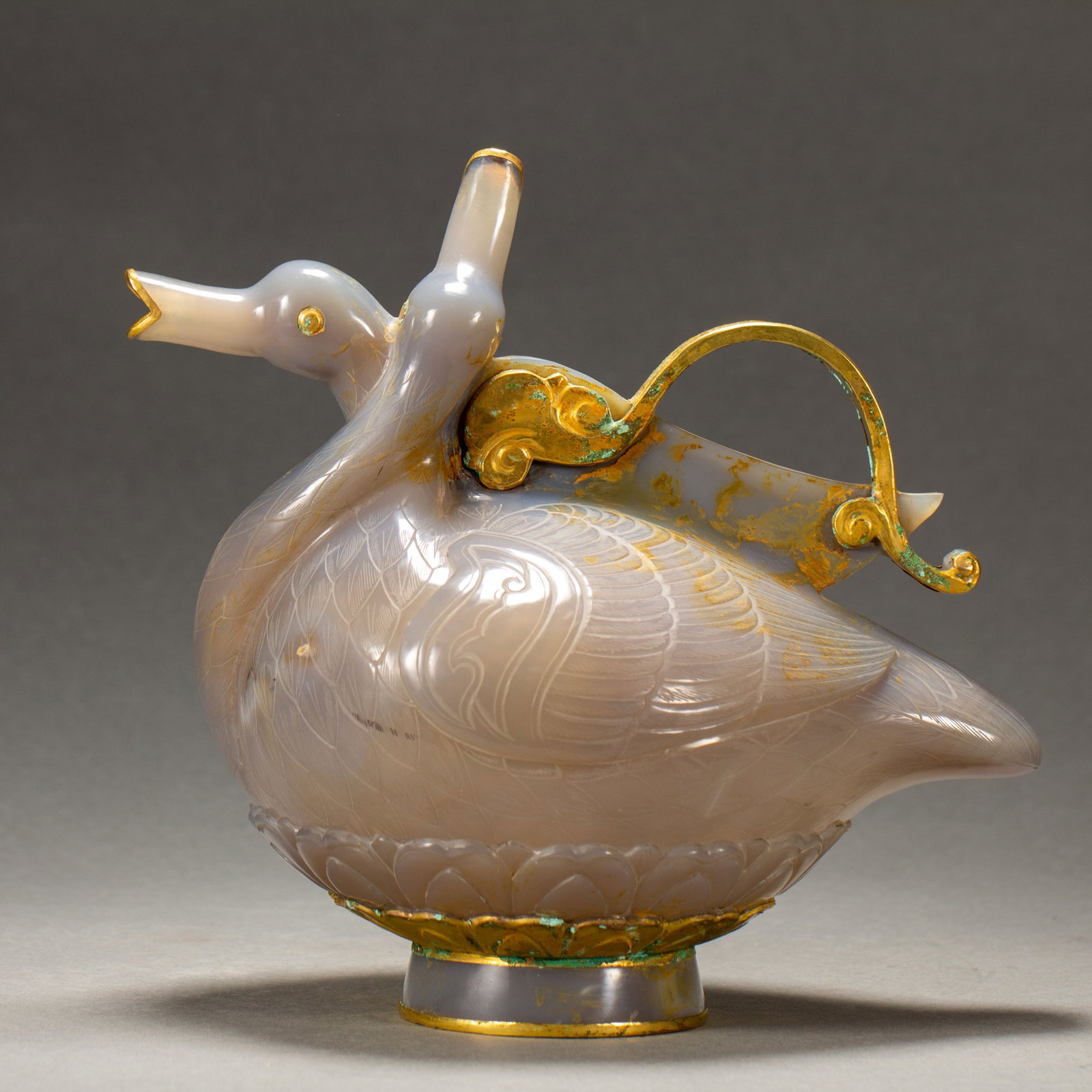 A CHINESE GILT MOUNTED AGATE DUCK EWER (1 of 11)