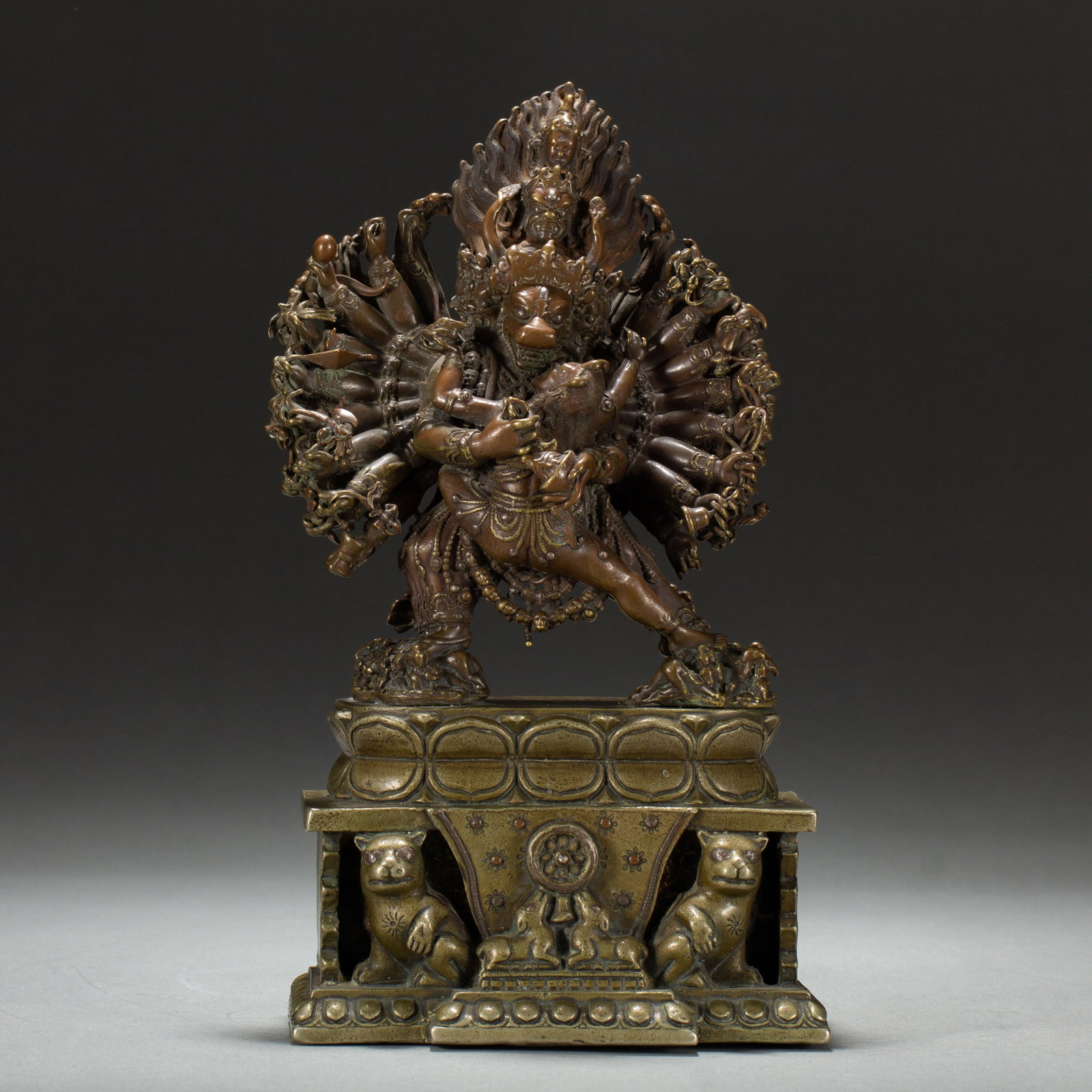 A CHINESE ALLOY COPPER BUDDHA STATUE: A CHINESE ALLOY COPPER BUDDHA STATUE (14 x 9.5 x 25cm,Weight 3120g)