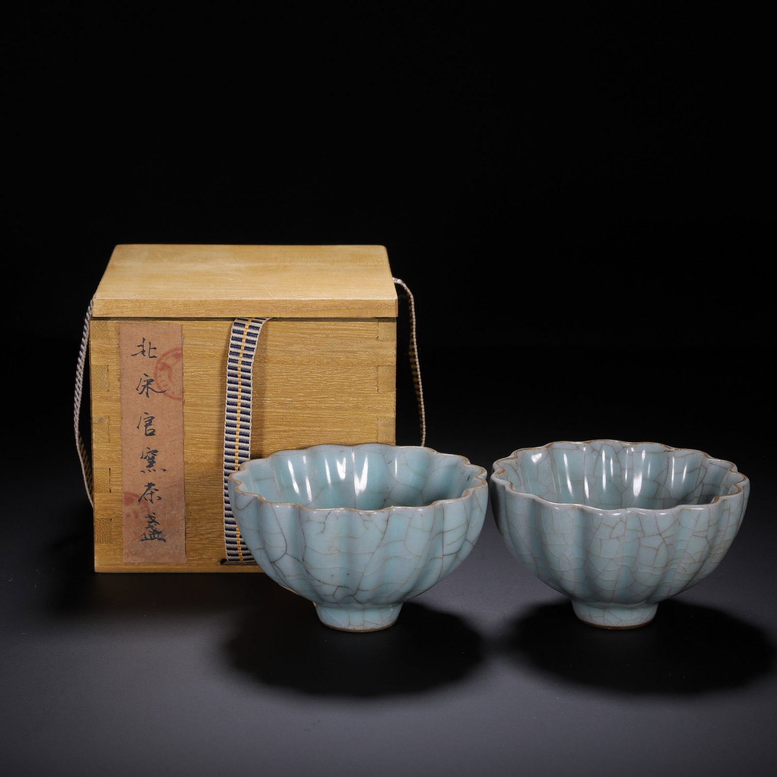 A PAIR OF CHINESE GUAN WARE FLORAL CUPS: A PAIR OF CHINESE GUAN WARE FLORAL CUPS (9.5 x 9.5 x 5.5cm,Weight 360g)