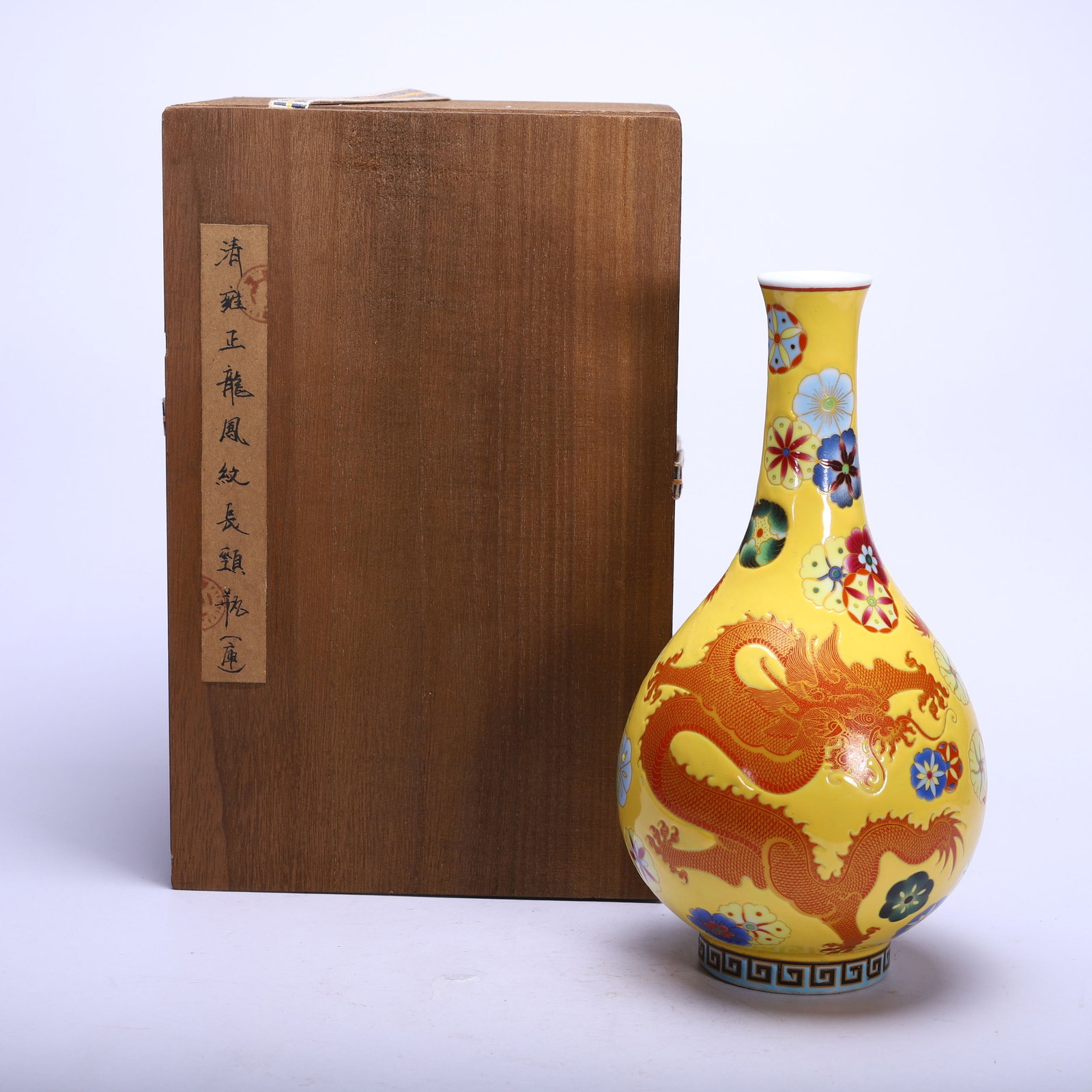 A CHINESE DRAGON PHOENIX PEAR-SHAPED VASE: A CHINESE DRAGON PHOENIX PEAR-SHAPED VASE (12 x 12 x 24cm,Weight 610g)