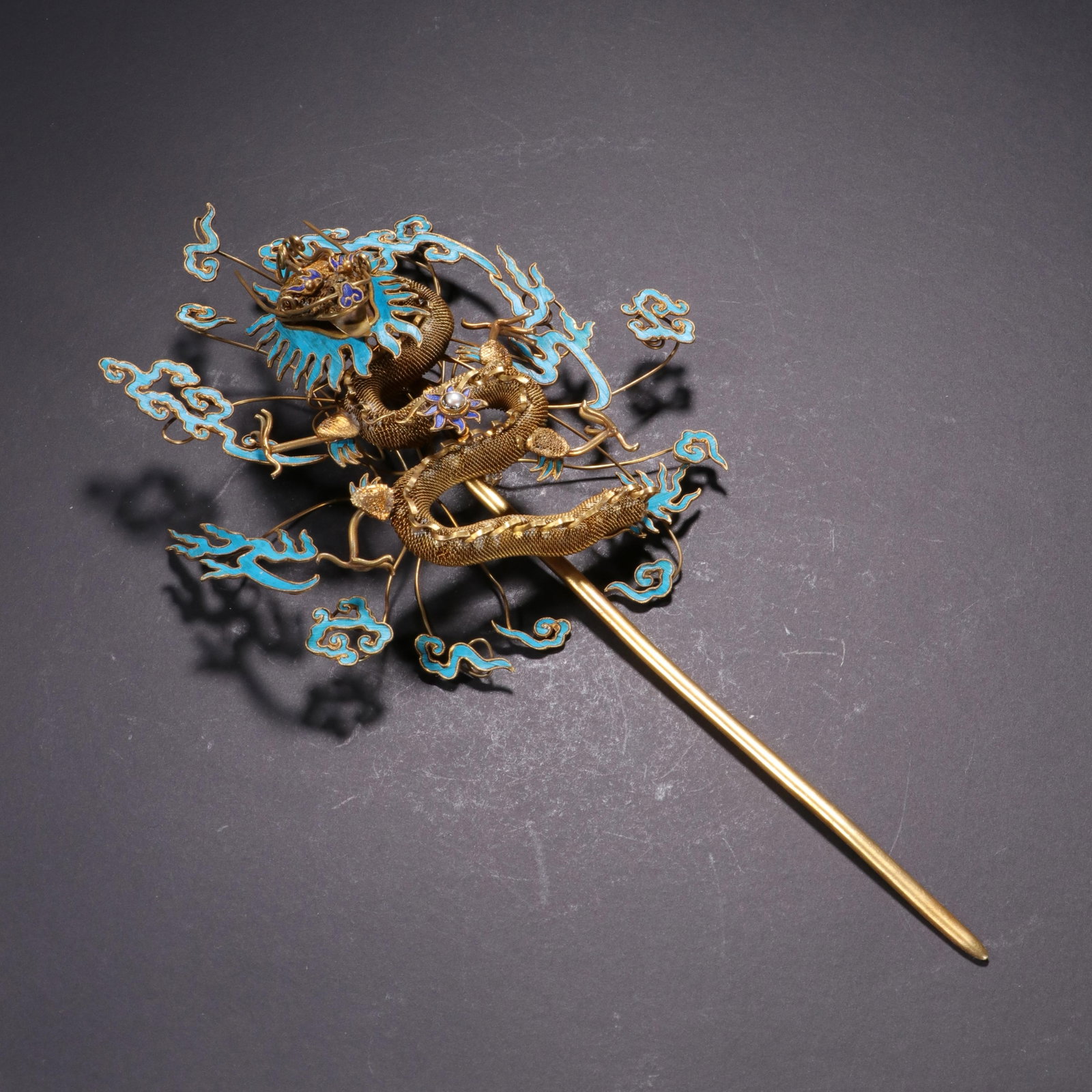 A CHINESE GILT SILVER KINGFISHER DRAGON HAIRPIN: A CHINESE GILT SILVER KINGFISHER DRAGON HAIRPIN (23.5 x 12cm)