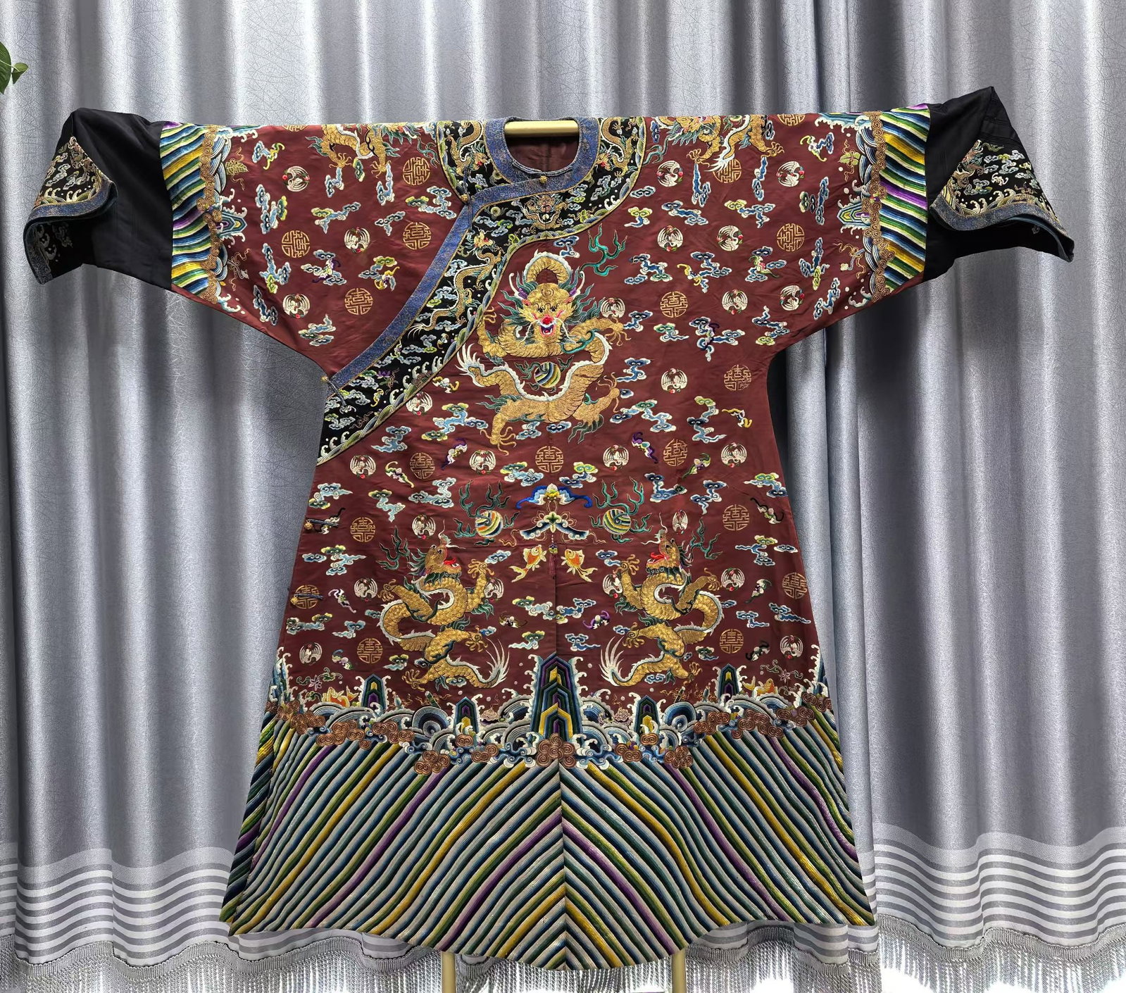 Silk Embroidery Cloud and Dragon Pattern Dragon Robe: Silk Embroidery Cloud and Dragon Pattern Dragon Robe ?200 x 138cm?