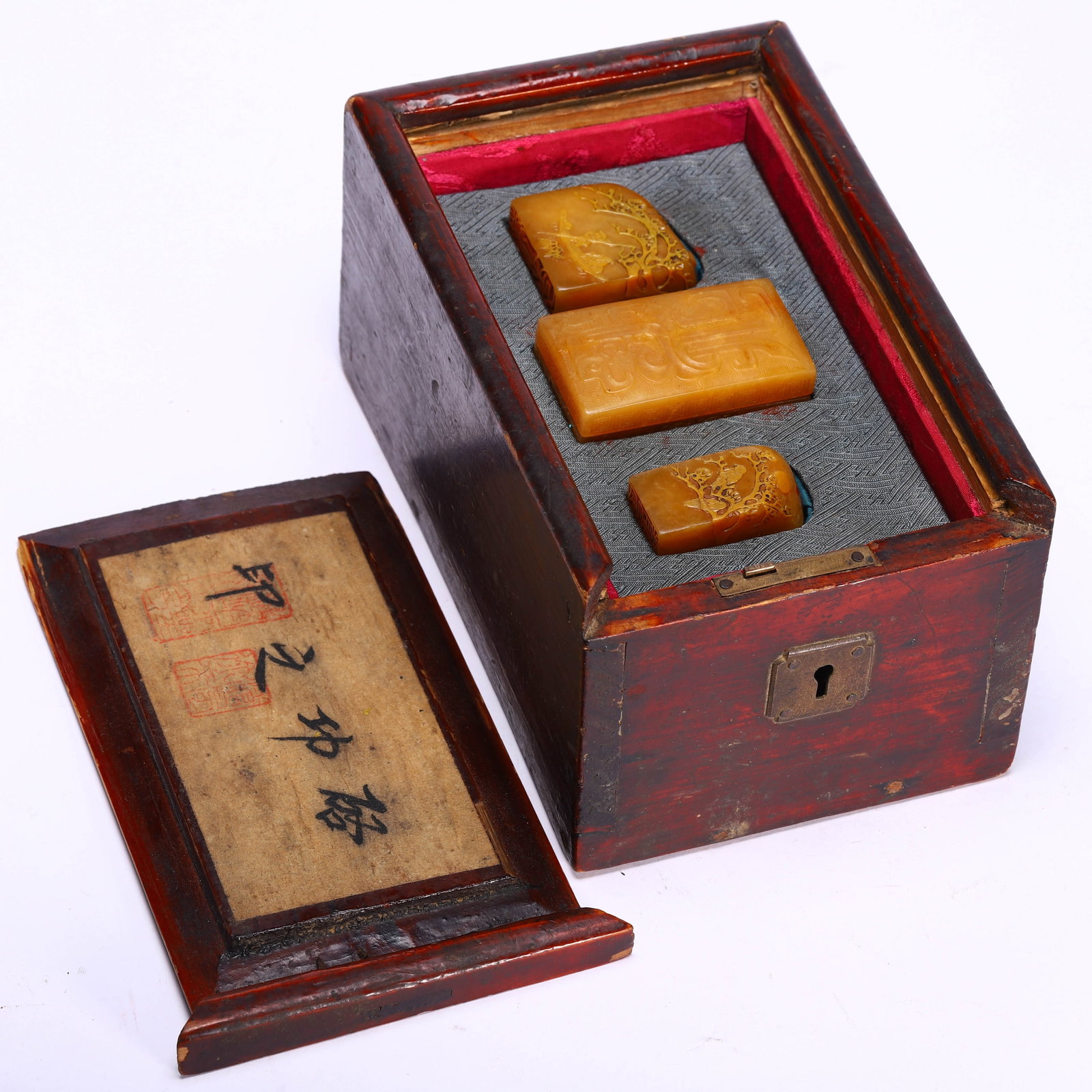 CHINESE TIANHUANG STONE SEAL SET WITH BOX: CHINESE TIANHUANG STONE SEAL SET WITH BOX (3 x 3.5 x 6.5cm,Weight 240g)