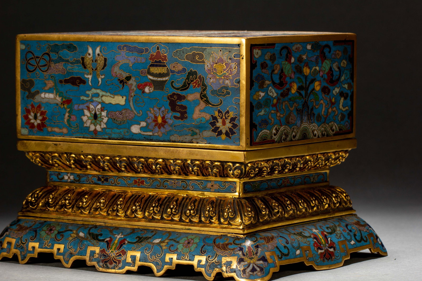A CHINESE CLOISONNE COVERED BOX - 10