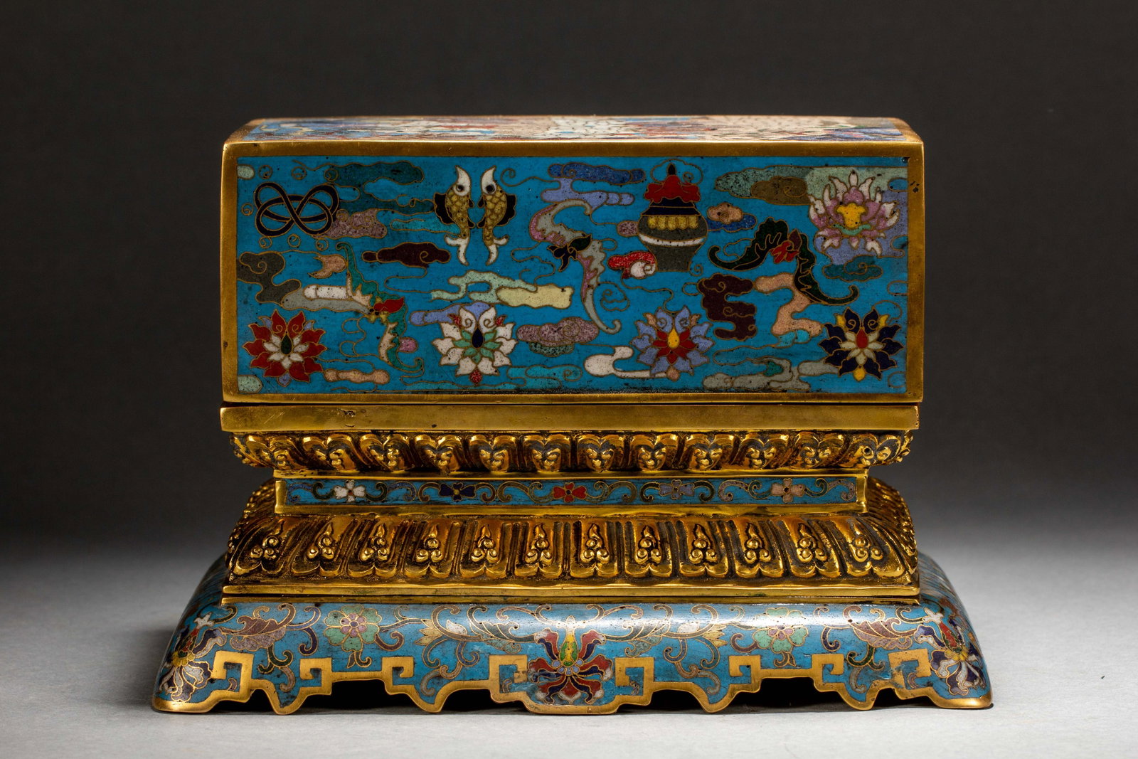 A CHINESE CLOISONNE COVERED BOX: A CHINESE CLOISONNE COVERED BOX (23 x 17 x 16cm,Weight 3290g)