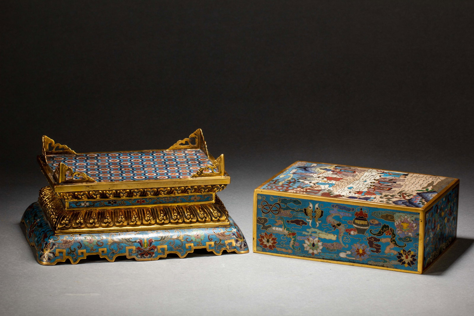 A CHINESE CLOISONNE COVERED BOX - 2