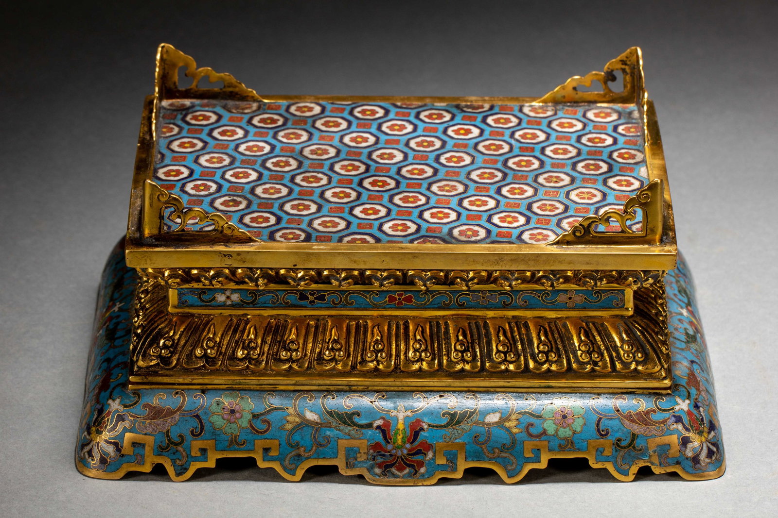 A CHINESE CLOISONNE COVERED BOX - 6