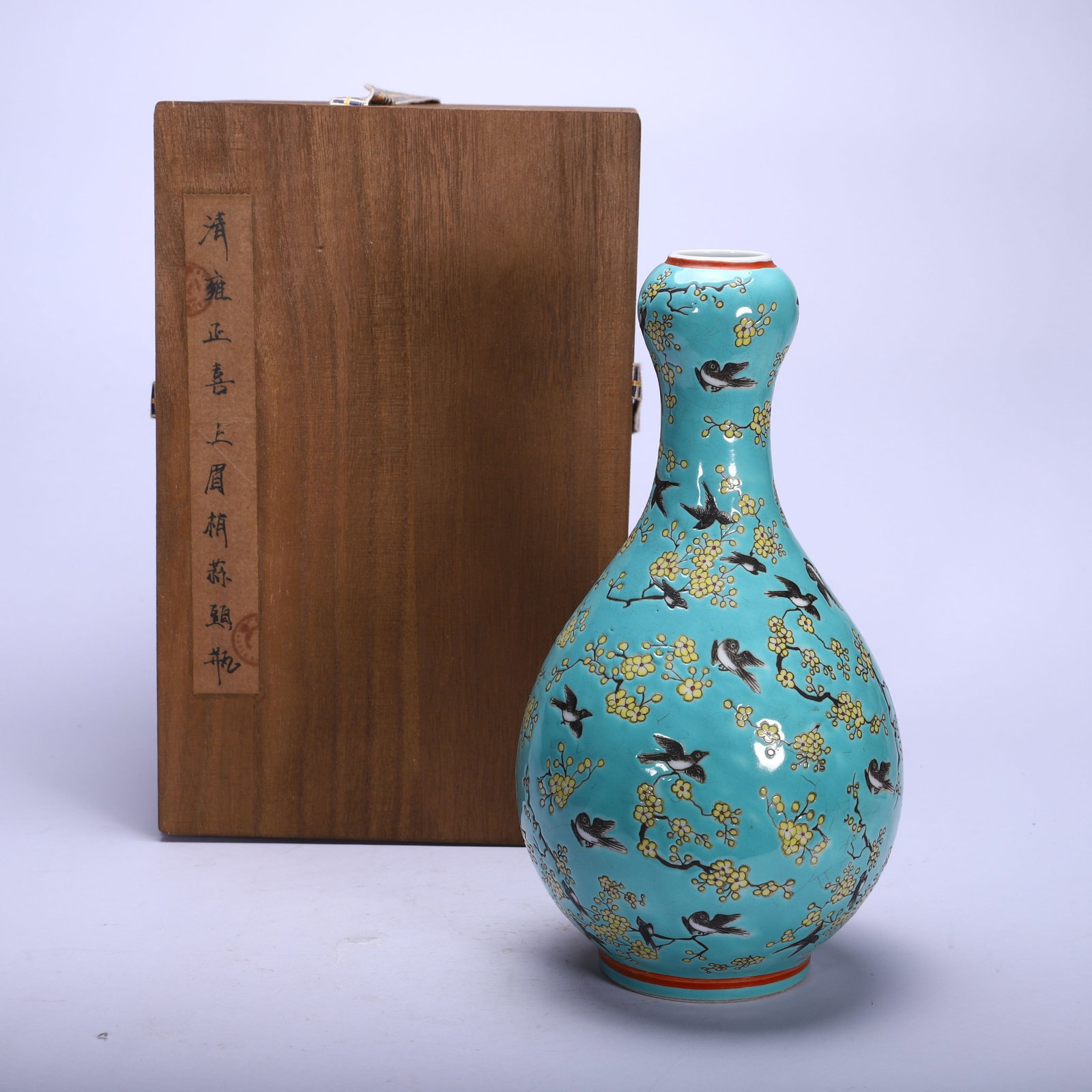 A CHINESE MAGPIE PLUM GARLIC HEAD VASE: A CHINESE MAGPIE PLUM GARLIC HEAD VASE (13 x 13 x 15cm,Weight 660g)
