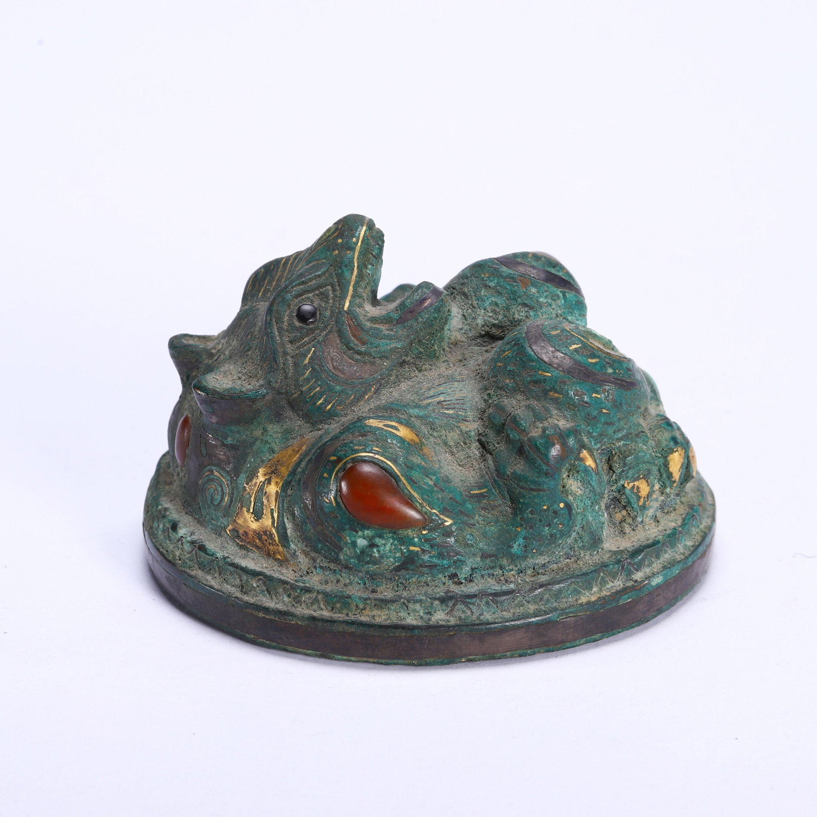 A CHINESE BRONZE INLAID BEAST PAPERWEIGHT: A CHINESE BRONZE INLAID BEAST PAPERWEIGHT (7 x 7 x 4cm)