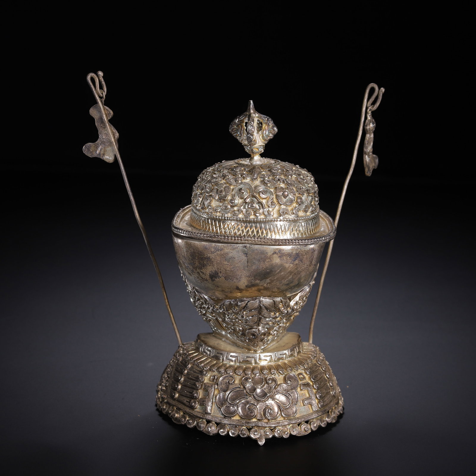 A TIBETAN SILVER KAPALA RITUAL VESSEL: A TIBETAN SILVER KAPALA RITUAL VESSEL (15 x 9 x 16cm,Weight 330g)