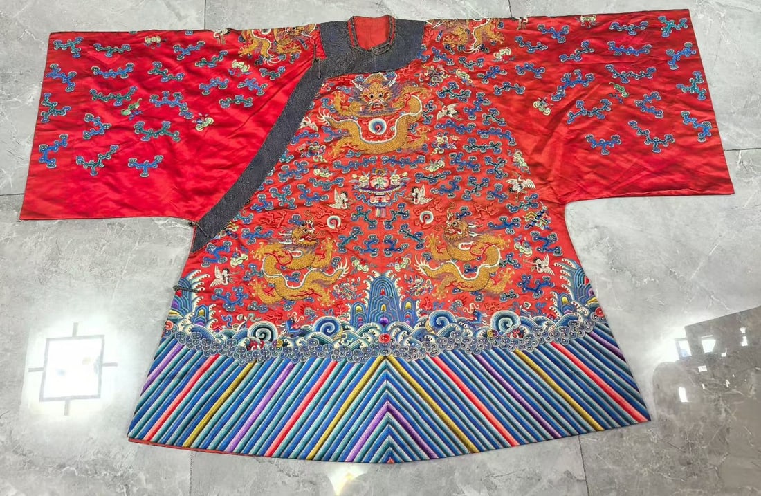 Silk Embroidery Cloud and Dragon Pattern Dragon Robe: Silk Embroidery Cloud and Dragon Pattern Dragon Robe ?165 x 106 x 86cm?