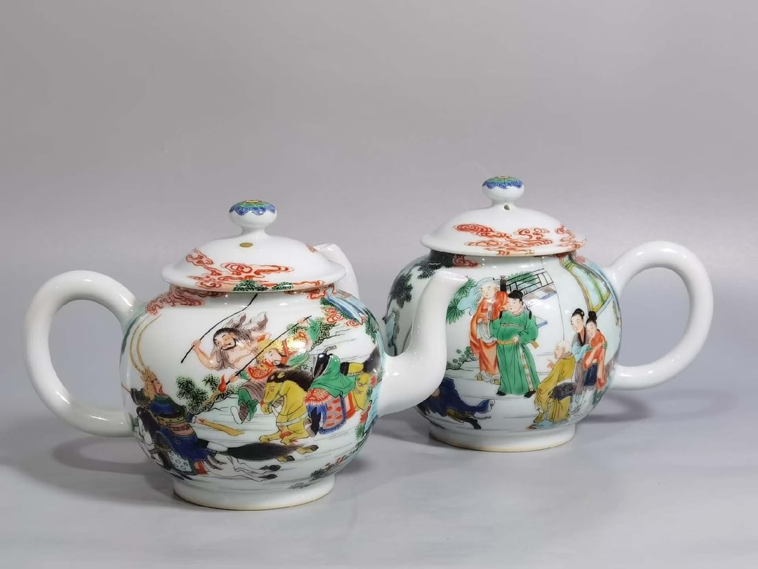 Pair of Wucai Character Story Pattern Porcelain Teapot: Pair of Wucai Character Story Pattern Porcelain Teapot (11.5 x 18 x 5.8cm)