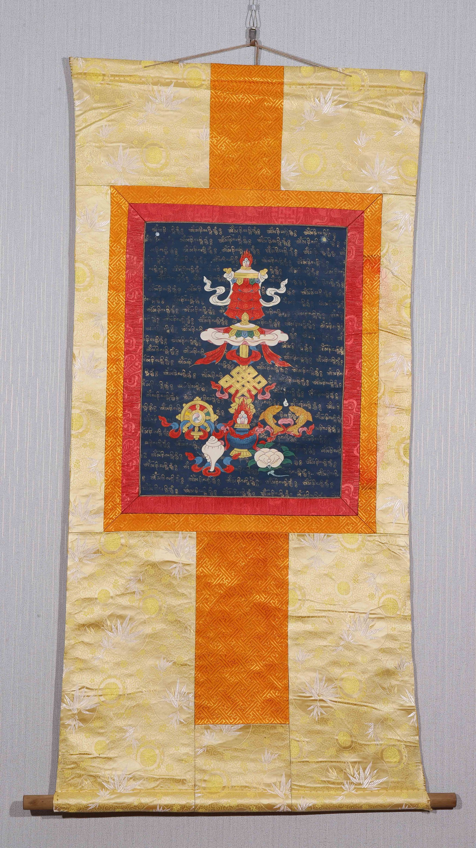 CHINESE TIBETAN EIGHT AUSPICIOUS EMBLEMS THANGKA: CHINESE TIBETAN EIGHT AUSPICIOUS EMBLEMS THANGKA (130 x 76cm)
