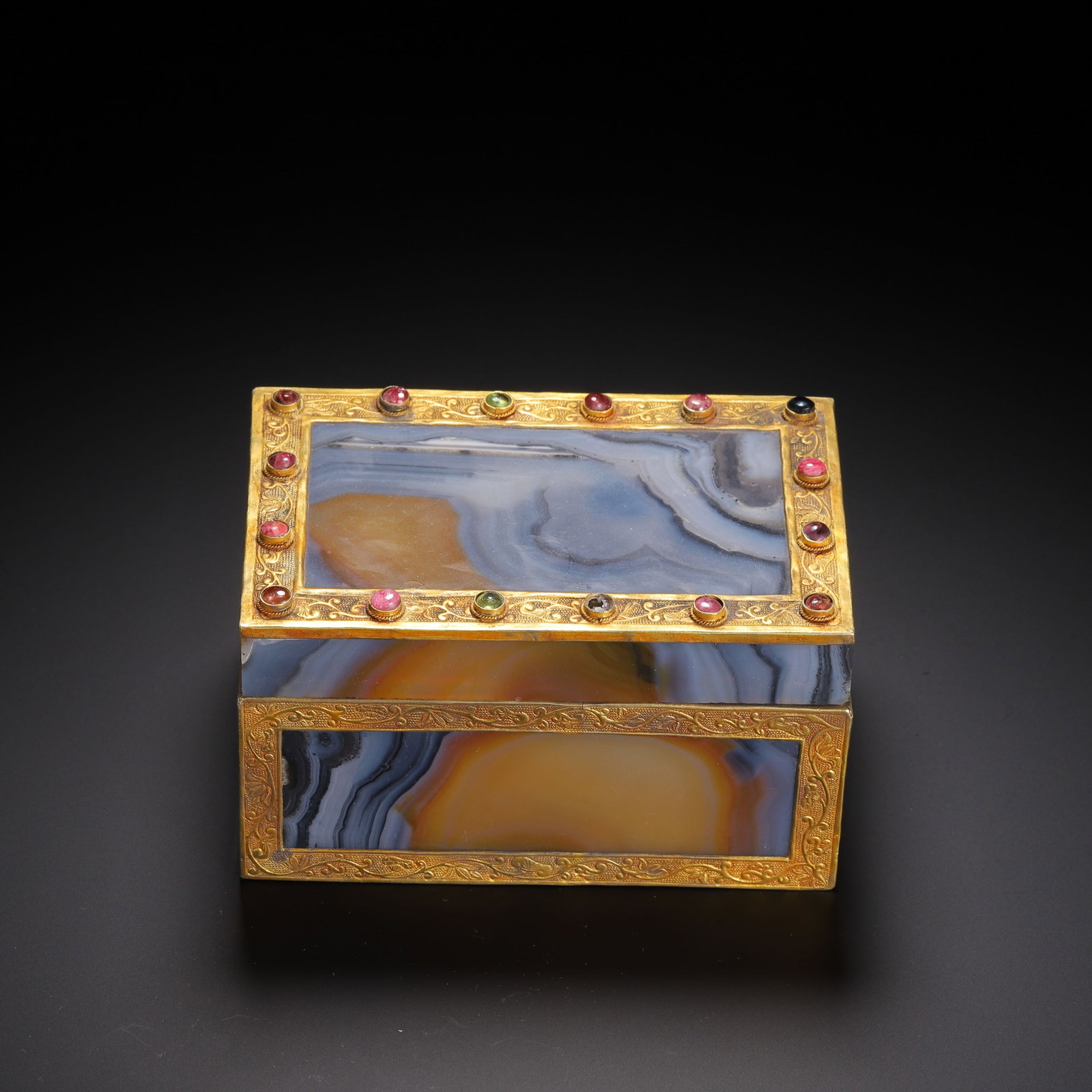 CHINESE AGATE BOX WITH GILT-METAL AND GEM INLAYS: CHINESE AGATE BOX WITH GILT-METAL AND GEM INLAYS (12 x 7.6 x 6.8cm,Weight 450g)