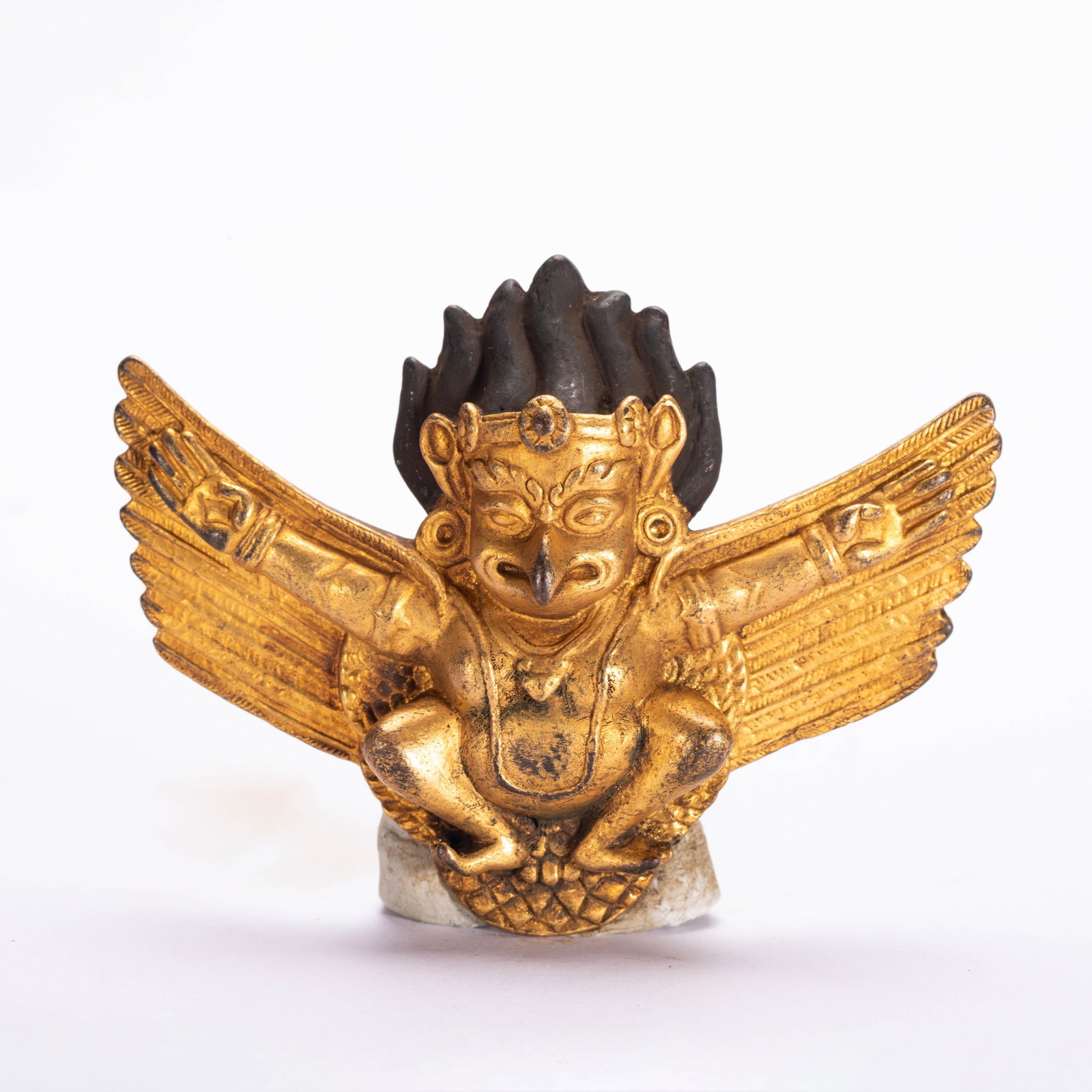 A CHINESE GILT BRONZE GARUDA PLAQUE: A CHINESE GILT BRONZE GARUDA PLAQUE (9 x 7cm,Weight 100g)