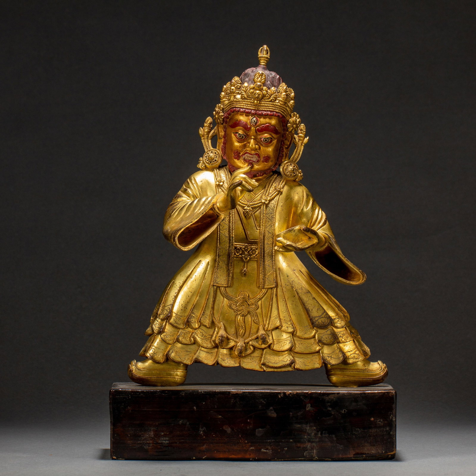 A CHINESE GILT BRONZE DHARMA PROTECTOR STATUE: A CHINESE GILT BRONZE DHARMA PROTECTOR STATUE (23 x 4 x 34cm,Weight 3490g)