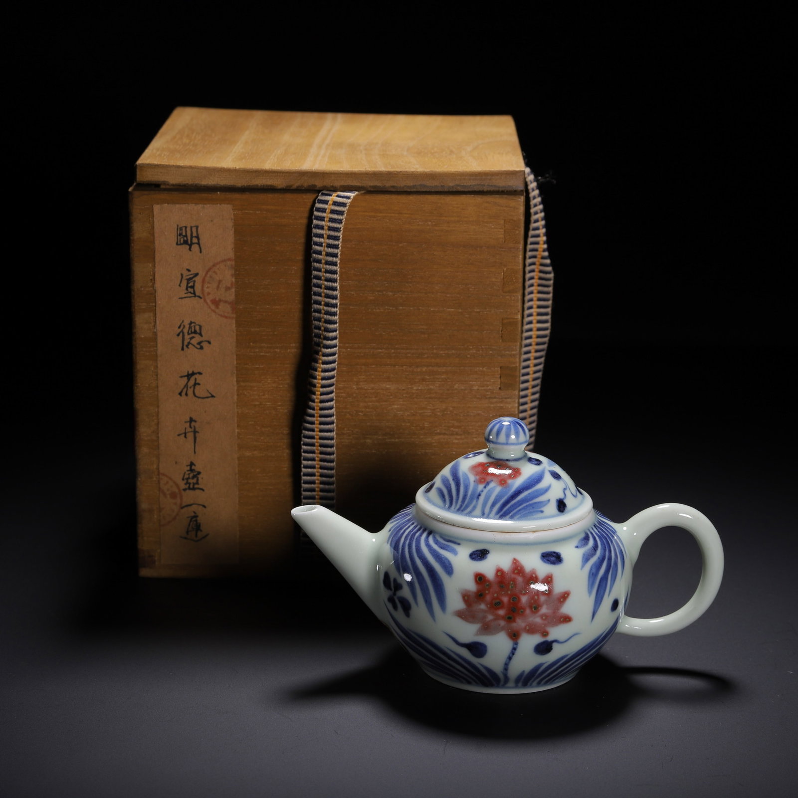 A CHINESE UNDERGLAZE BLUE & RED TEAPOT: A CHINESE UNDERGLAZE BLUE & RED TEAPOT (14 x 8 x 8.5cm,Weight 150g)