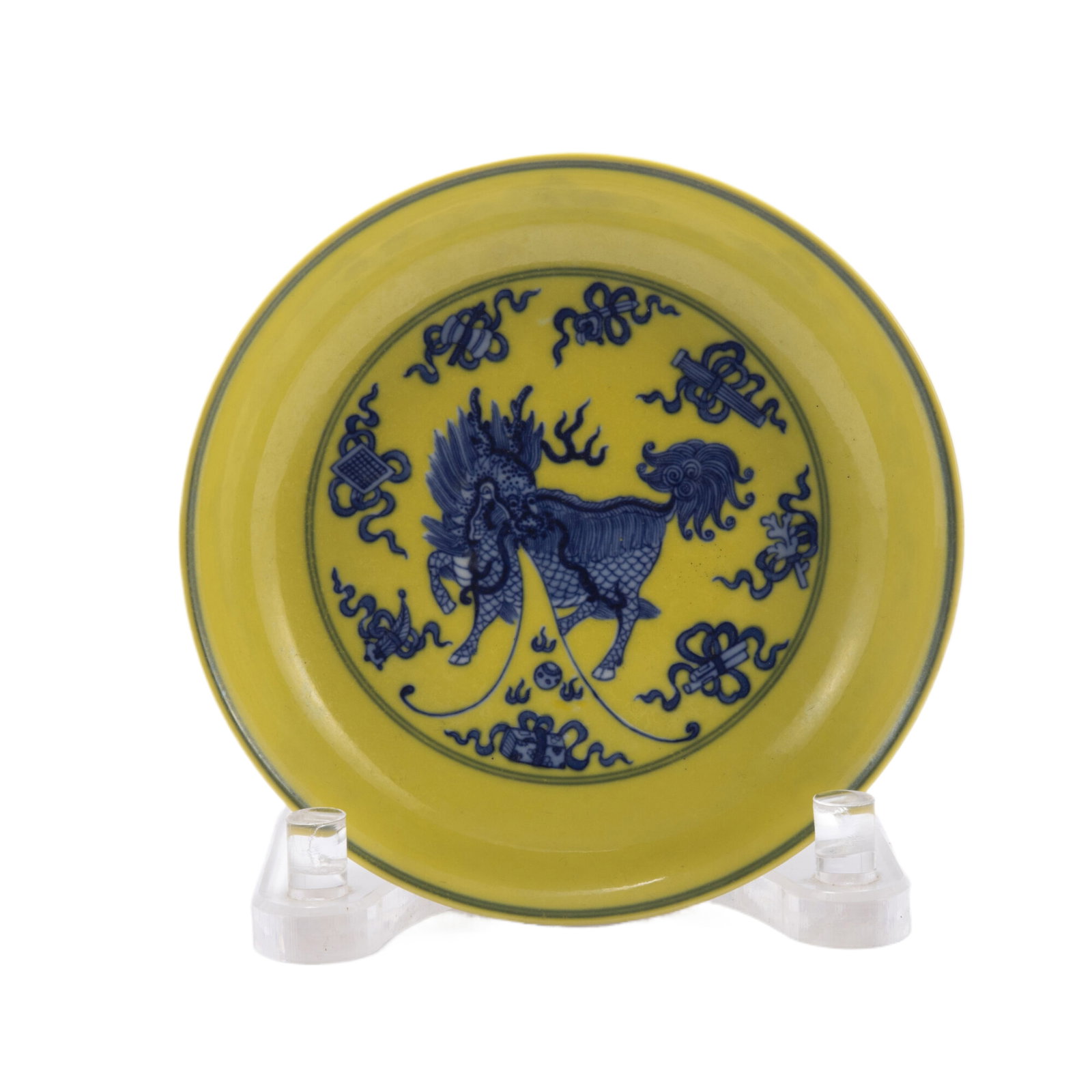 A CHINESE YELLOW GROUND AND UNDERGLAZE BLUE PORCELAIN SAUCER: A CHINESE YELLOW GROUND AND UNDERGLAZE BLUE PORCELAIN SAUCER (19.5 x 3.9cm,Weight 330g)