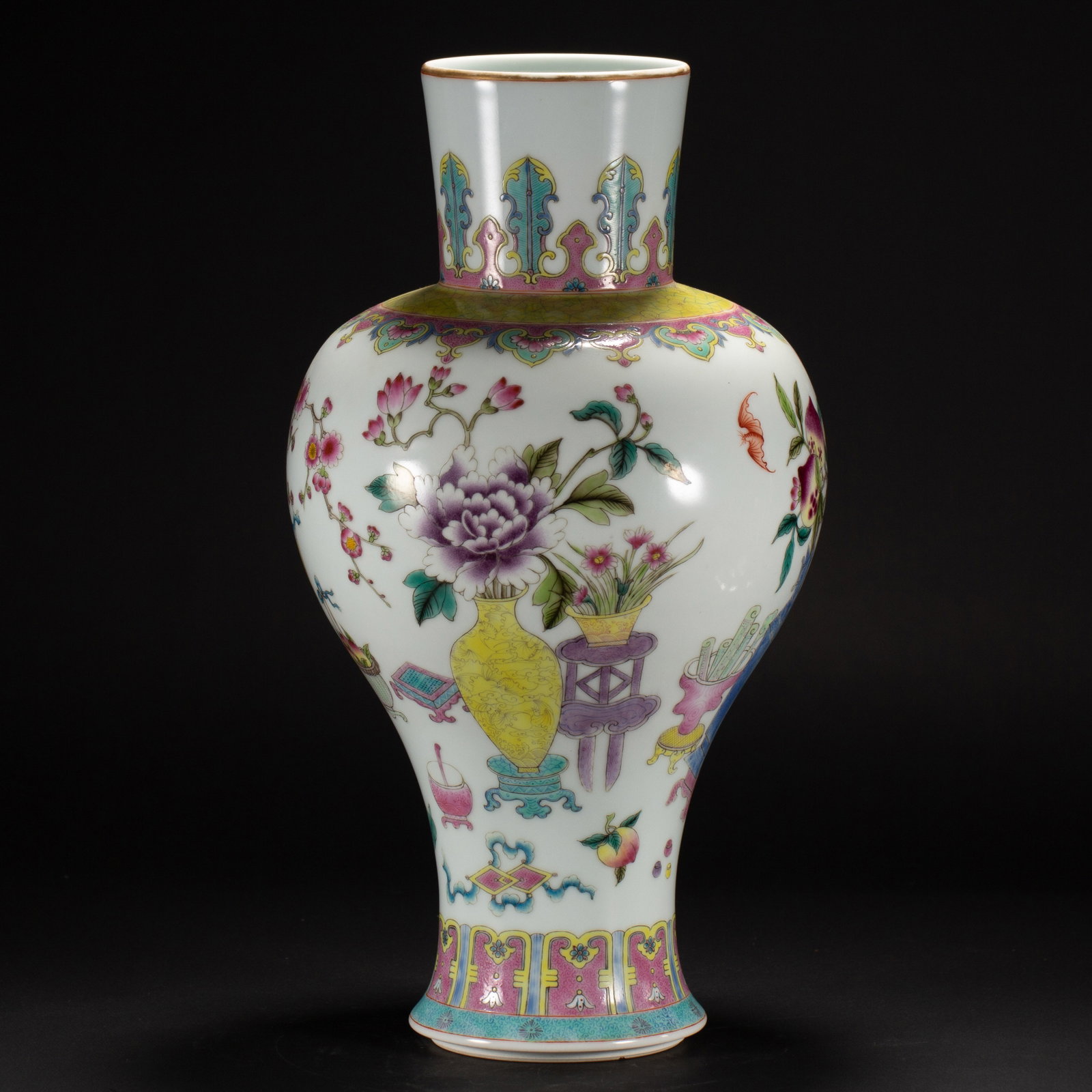 A CHINESE FAMILLE ROSE FLORAL VASE: A CHINESE FAMILLE ROSE FLORAL VASE (21 x 21 x 40cm,Weight 2320g)