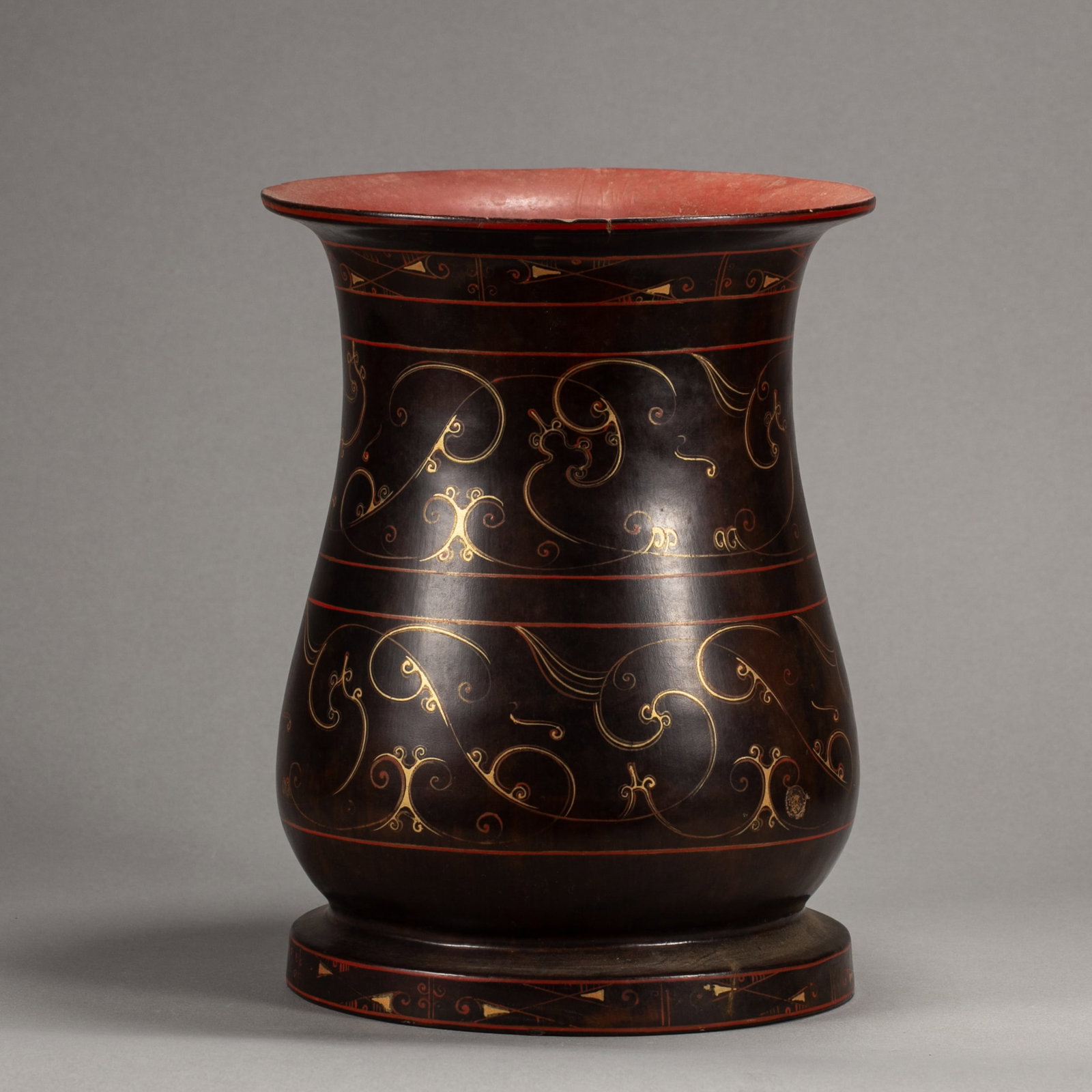 A CHINESE GOLD PAINTED LACQUER ZUN VESSEL: A CHINESE GOLD PAINTED LACQUER ZUN VESSEL (18.5 x 18.5 x 26cm,Weight 630g)