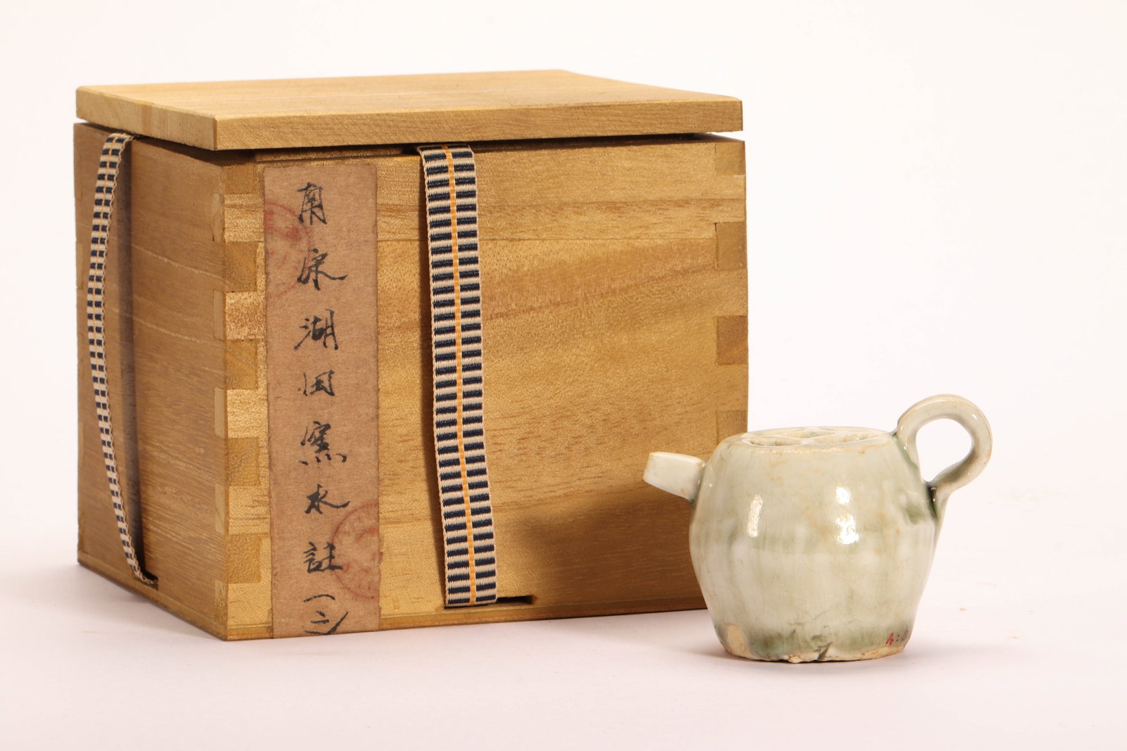 A CHINESE HUTIAN YAO PORCELAIN EWER: A CHINESE HUTIAN YAO PORCELAIN EWER (7 x 4.5 x 5.5cm,Weight 60g)
