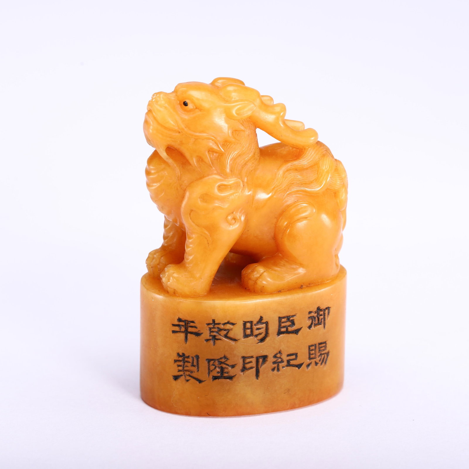 A CHINESE TIANHUANG BEAST-HANDLE SEAL: A CHINESE TIANHUANG BEAST-HANDLE SEAL (5.5cm,Weight 80g)