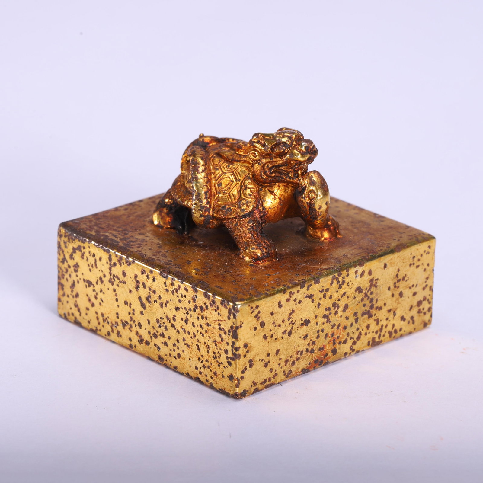 A CHINESE GILT BRONZE TORTOISE SEAL: A CHINESE GILT BRONZE TORTOISE SEAL (5.7 x 5.7 x 4.8cm,Weight 680g)