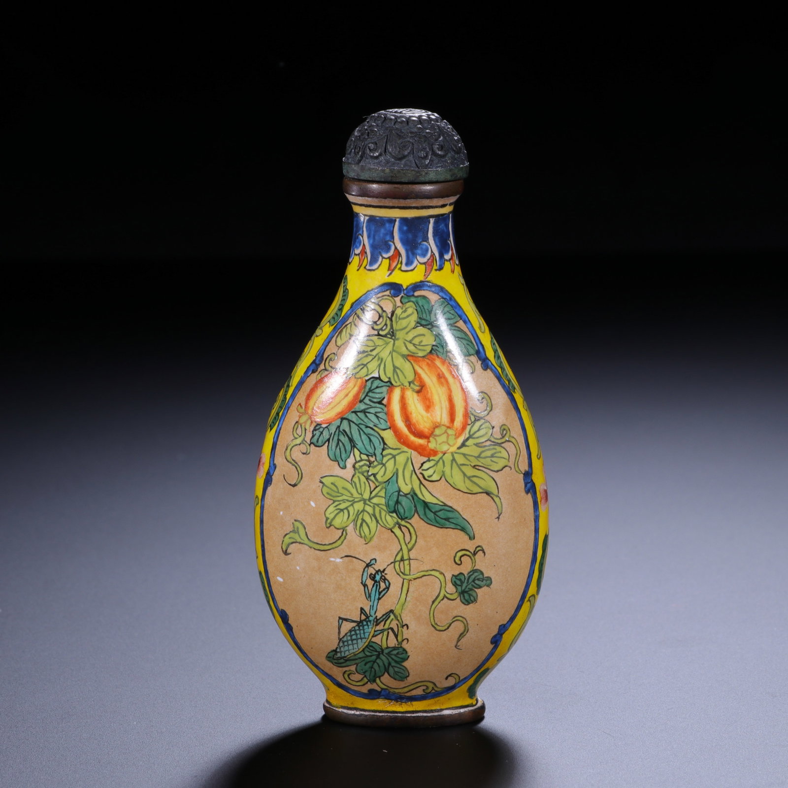 CHINESE ENAMELED SNUFF BOTTLE: CHINESE ENAMELED SNUFF BOTTLE (7.8 x 3.7cm)