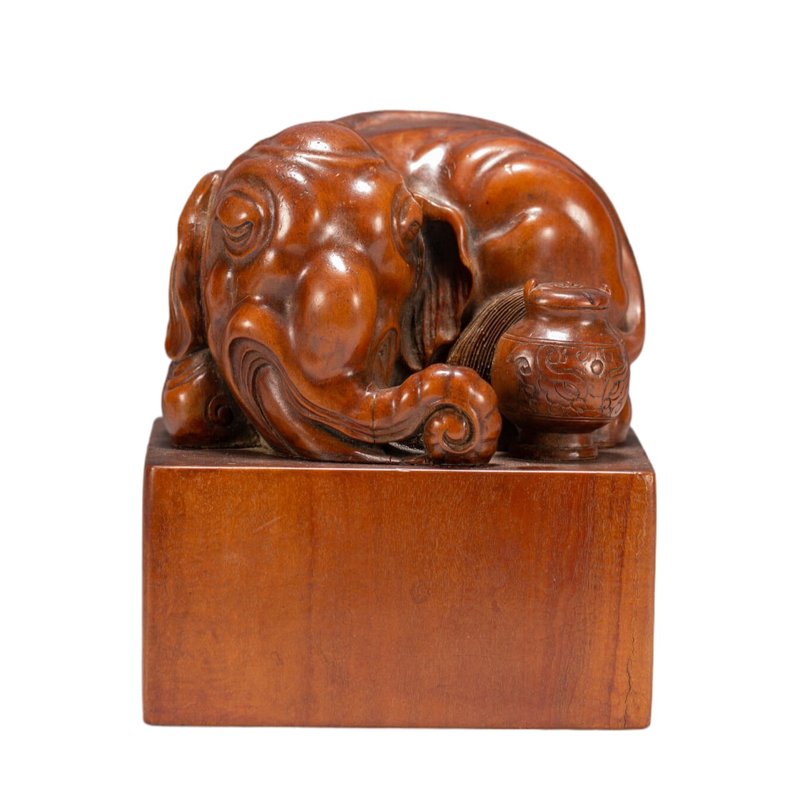 A CHINESE SANDALWOOD ELEPHANT SEAL: A CHINESE SANDALWOOD ELEPHANT SEAL (10.3 x 10.3 x 12cm,Weight 810g)
