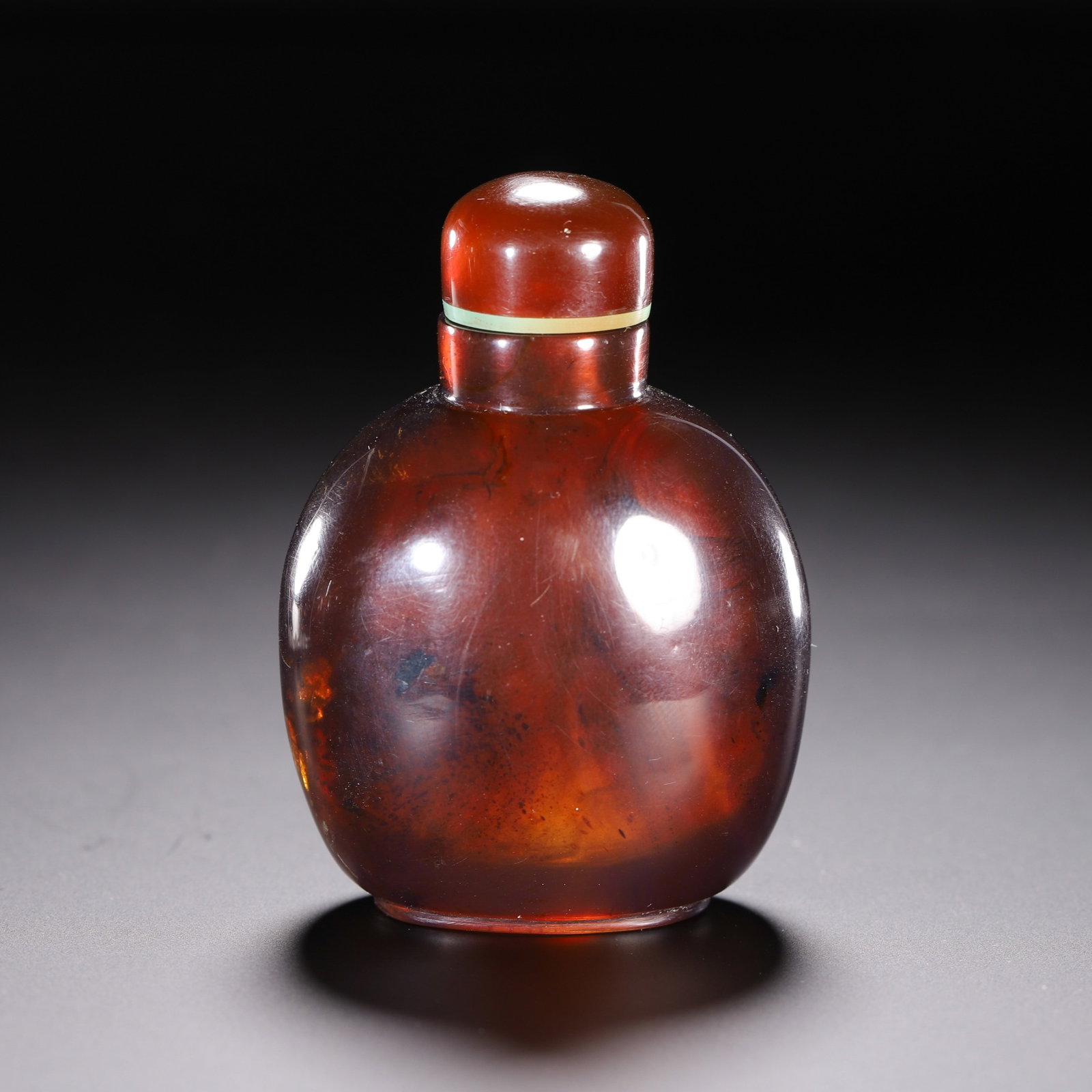 A CHINESE AMBER SNUFF BOTTLE (1 of 9)