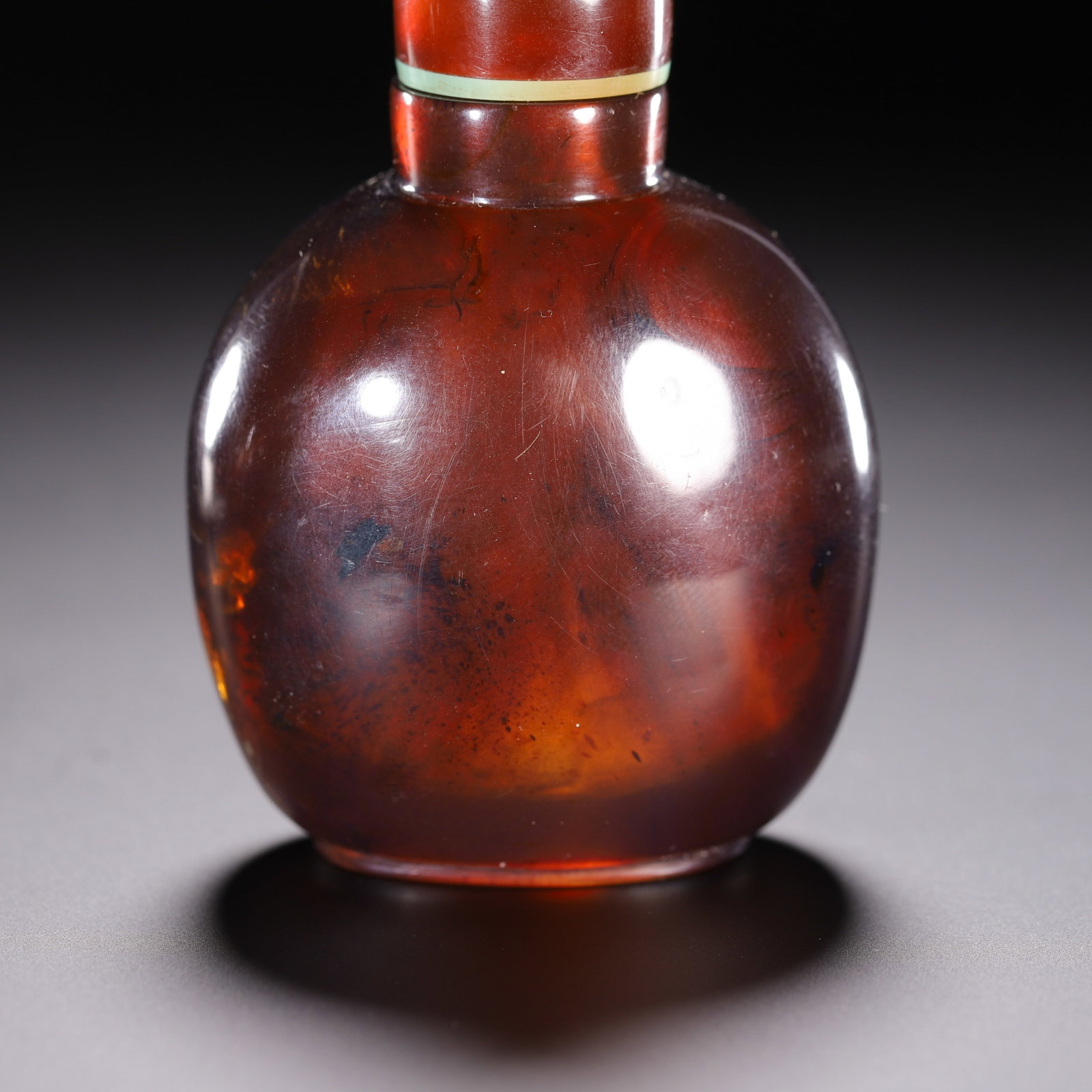 A CHINESE AMBER SNUFF BOTTLE - 3