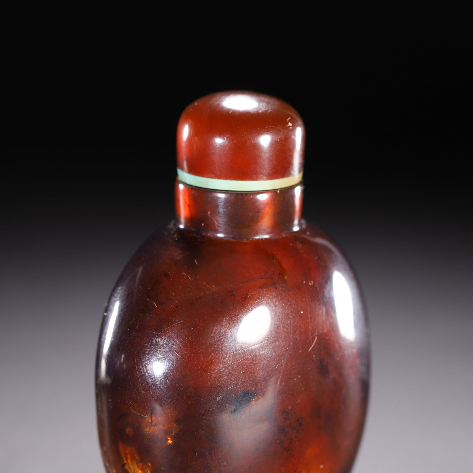 A CHINESE AMBER SNUFF BOTTLE - 4