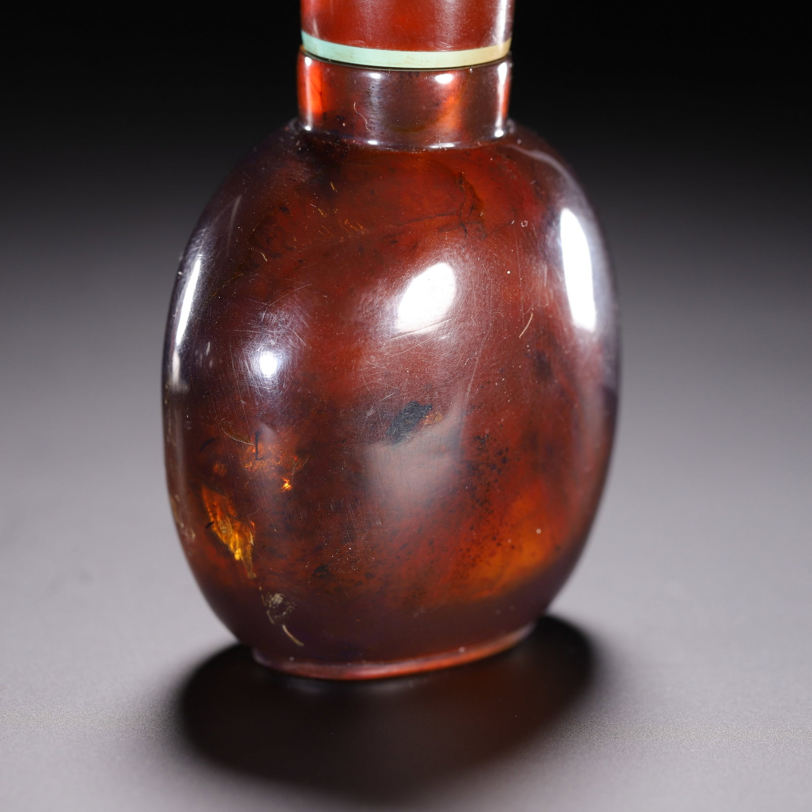 A CHINESE AMBER SNUFF BOTTLE - 5