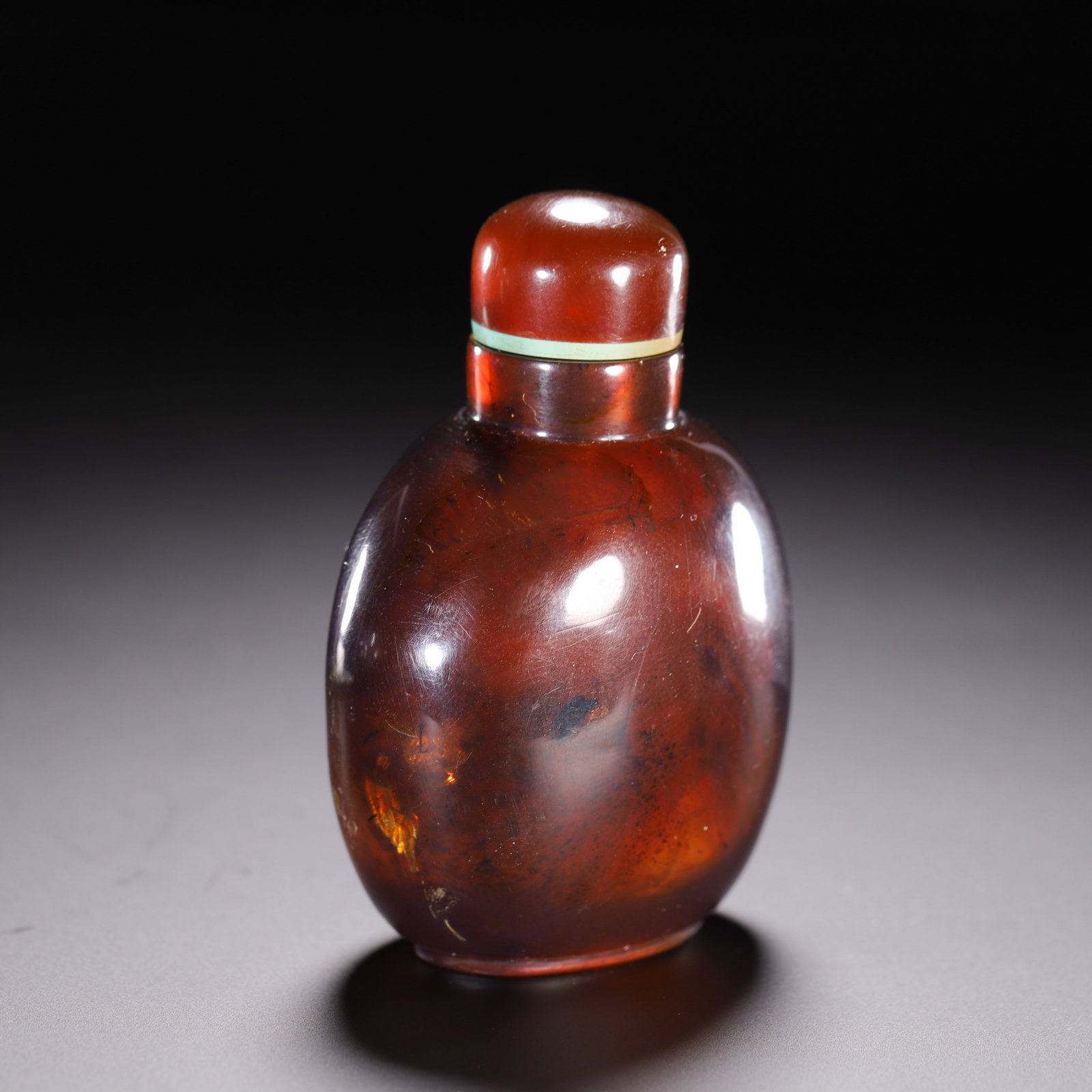A CHINESE AMBER SNUFF BOTTLE - 6