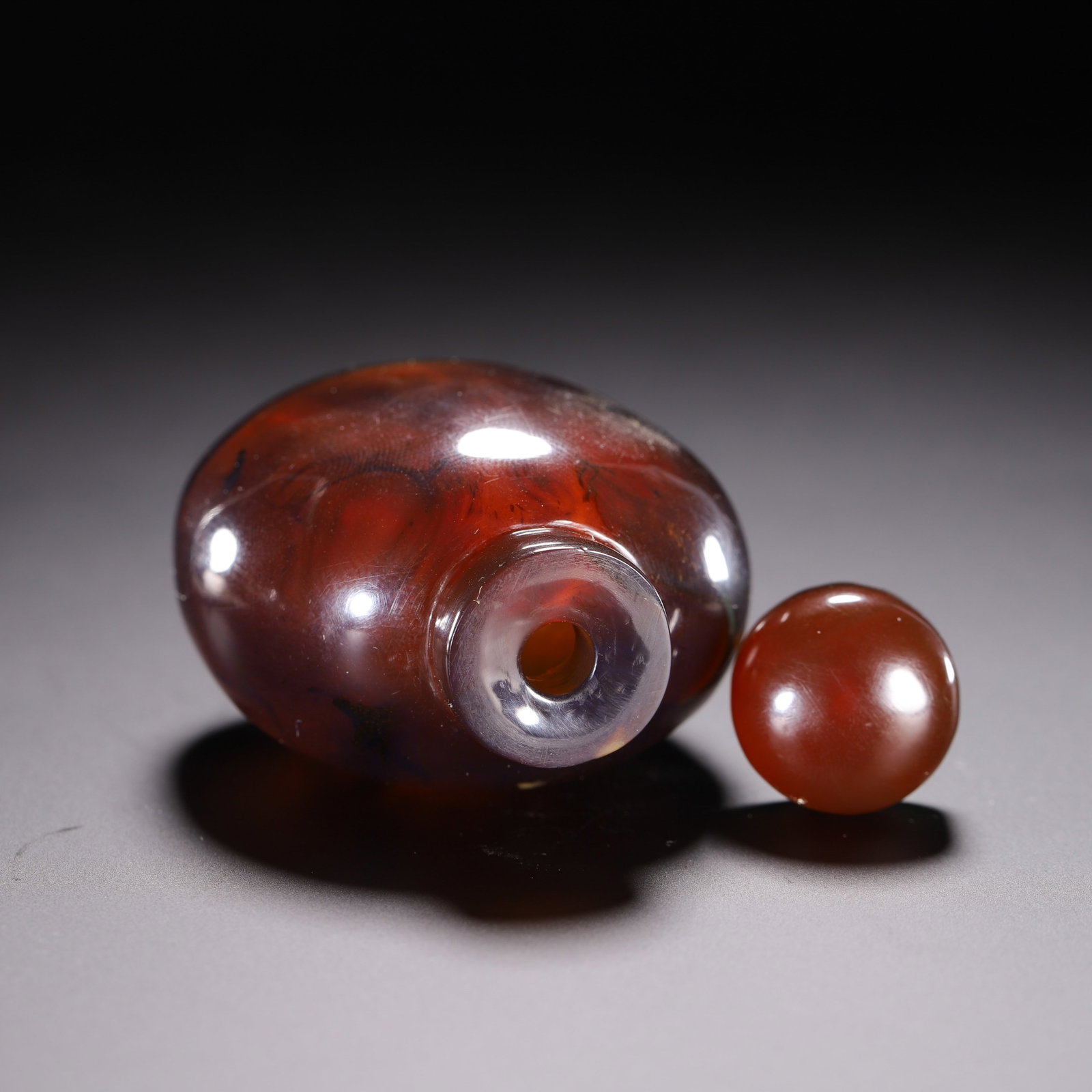 A CHINESE AMBER SNUFF BOTTLE - 8