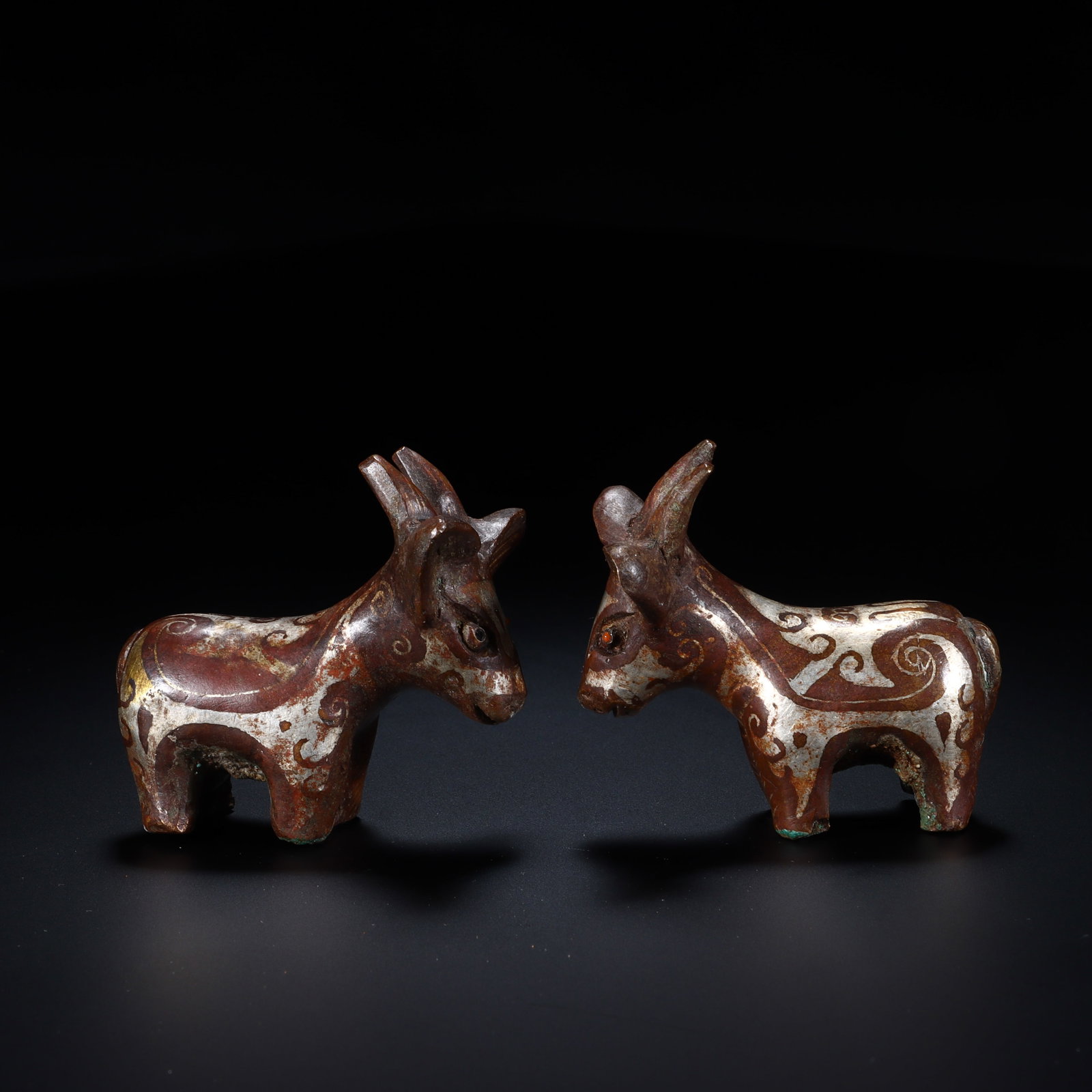 A PAIR OF CHINESE SILVER-INLAID BRONZE DEER: A PAIR OF CHINESE SILVER-INLAID BRONZE DEER (5 x 5.3cm)